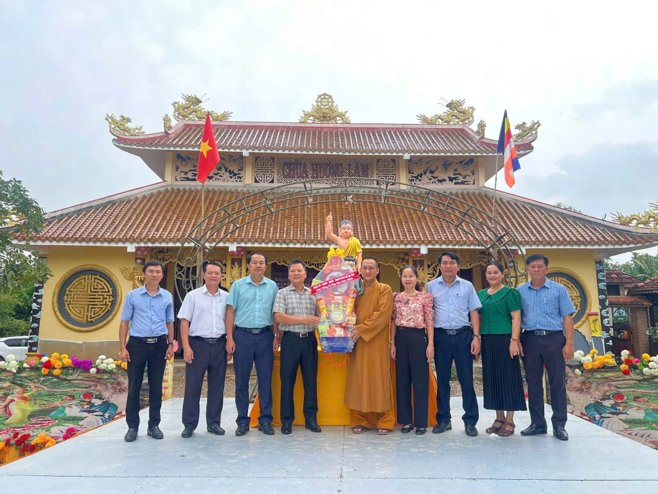 Lãnh đạo xã Đạ Tẻh thăm, chúc mừng Đại lễ Phật đản năm 2026