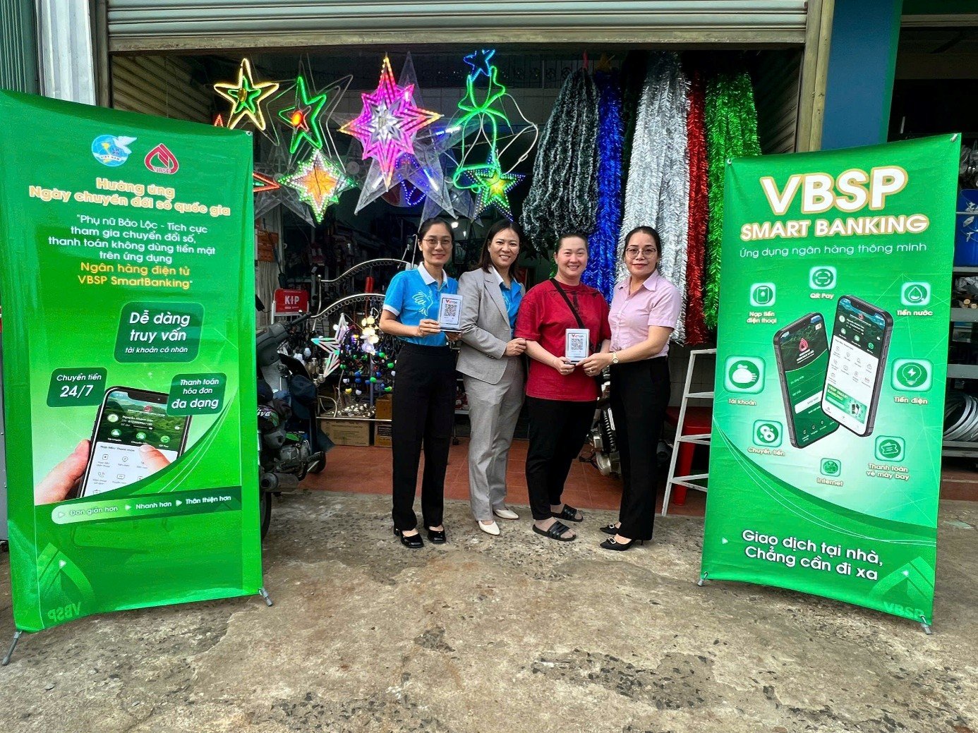 Phòng giao dịch NHCSXH Bảo Lộc đẩy mạnh mở tài khoản và sử dụng thanh toán không dùng tiền mặt- VBSP SmartBanking, góp phần thúc đẩy chuyển đổi số trong tín dụng chính sách