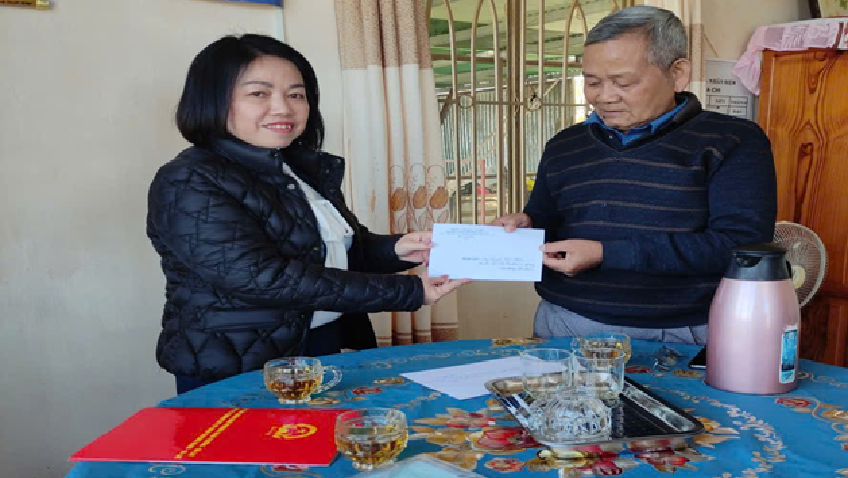 ỦY BAN NHÂN DÂN PHƯỜNG XUÂN TRƯỜNG - ĐÀ LẠT THĂM HỎI, HỖ TRỢ ĐỘT XUẤT GIA ĐÌNH CHÍNH SÁCH BỊ BỆNH NẶNG