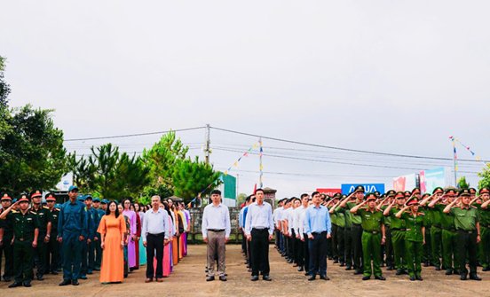 Đảng ủy, HĐND, UBND, UBMTTQVN xã tổ chức Lễ chào cờ định kỳ tháng 8