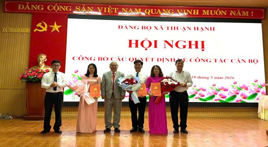 XÃ THUẬN HẠNH TỔ CHỨC HỘI NGHỊ CÔNG BỐ, TRAO QUYẾT ĐỊNH VỀ CÔNG TÁC CÁN BỘ