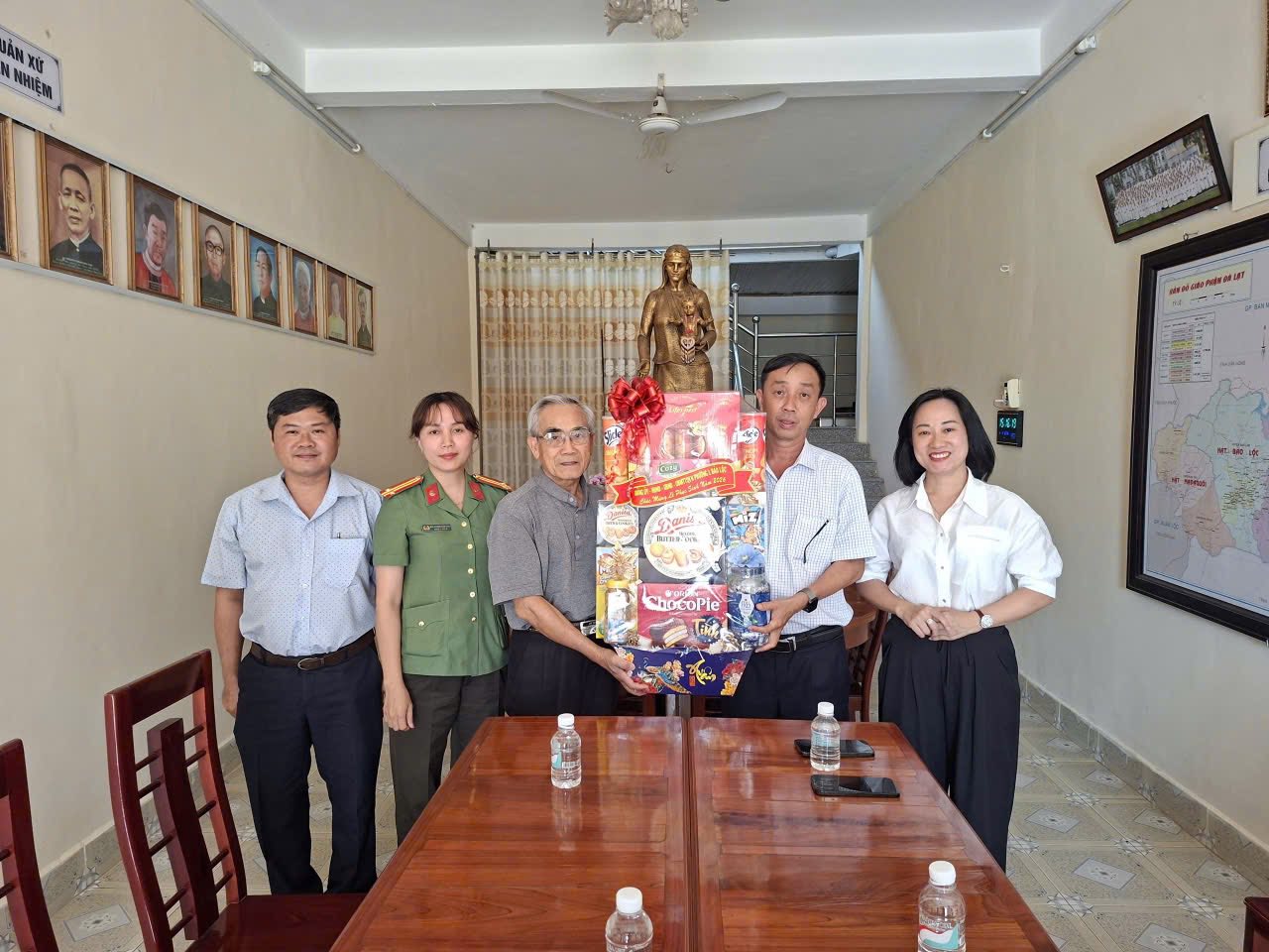 ĐẢNG ỦY - HĐND - UBND - UBMTTQ VIỆT NAM PHƯỜNG 1 BẢO LỘC THĂM HỎI, CHÚC MỪNG CÁC GIÁO XỨ NHÂN DỊP ĐẠI LỄ PHỤC SINH NĂM 2026