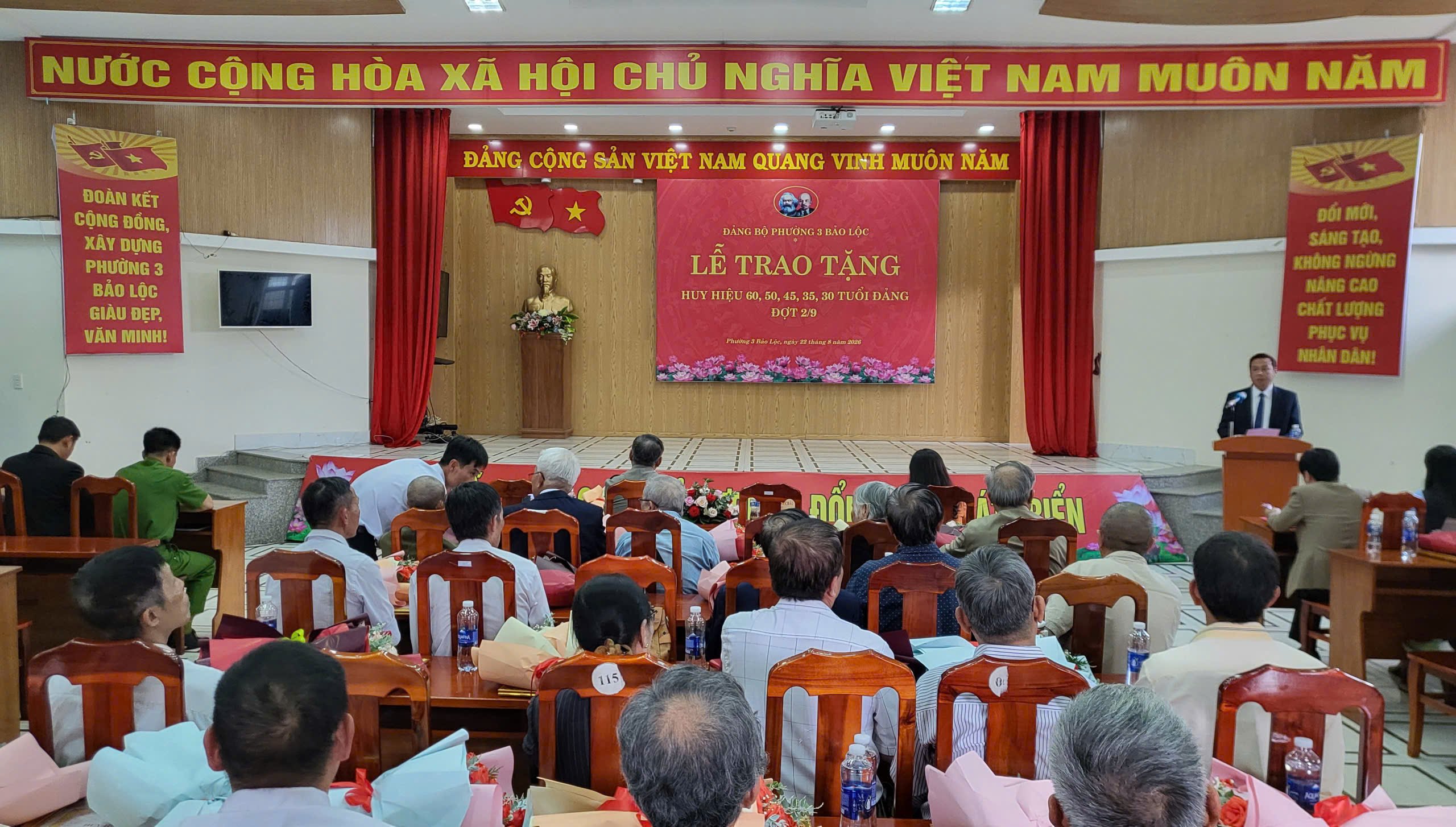 Phường 3 Bảo Lộc: Trao Huy hiệu Đảng đợt 2/9 cho các Đảng viên lão thành