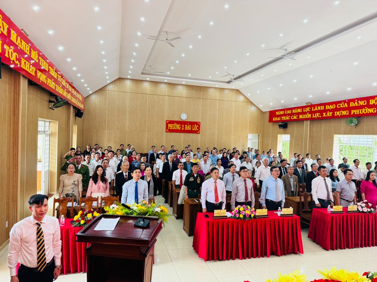 Phường 2 Bảo Lộc: Trang trọng lễ kỷ niệm 136 năm ngày sinh Chủ tịch Hồ Chí Minh và Trao huy hiệu Đảng đợt 19/5.