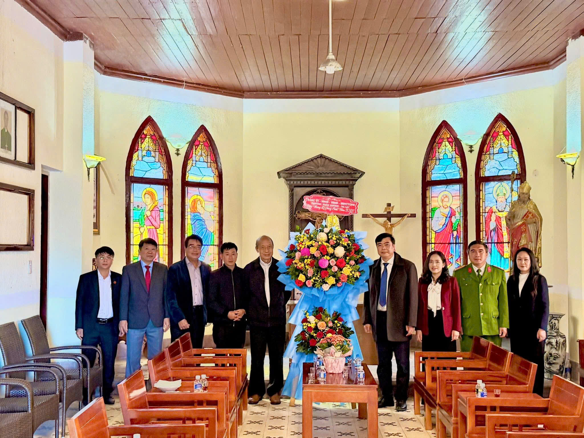 ĐẢNG ỦY, HĐND, UBND, UBMTTQVN PHƯỜNG XUÂN HƯƠNG - ĐÀ LẠT THĂM VÀ TẶNG QUÀ CÁC CƠ SỞ TÔN GIÁO NHÂN DỊP GIÁNG SINH 2025 VÀ CHÀO ĐÓN NĂM MỚI 2026