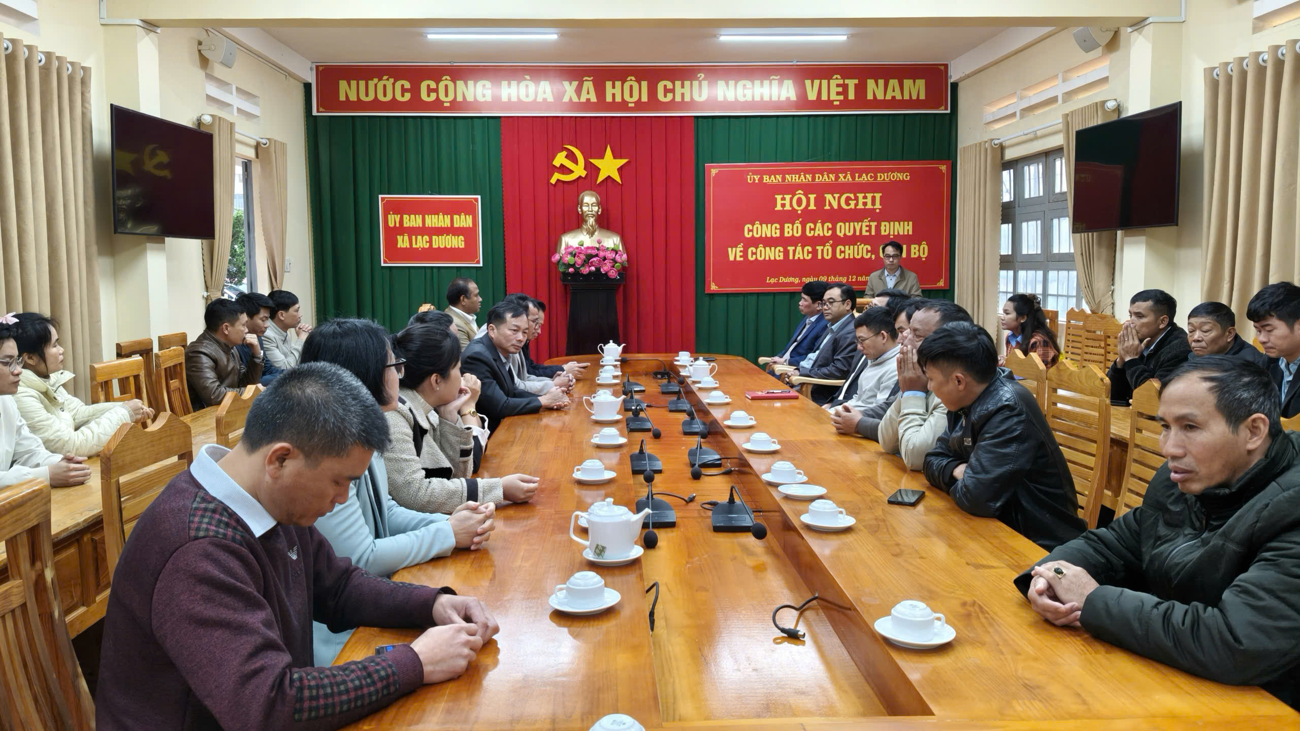 UBND xã Lạc Dương tổ chức Hội nghị công bố các quyết định về công tác tổ chức cán bộ