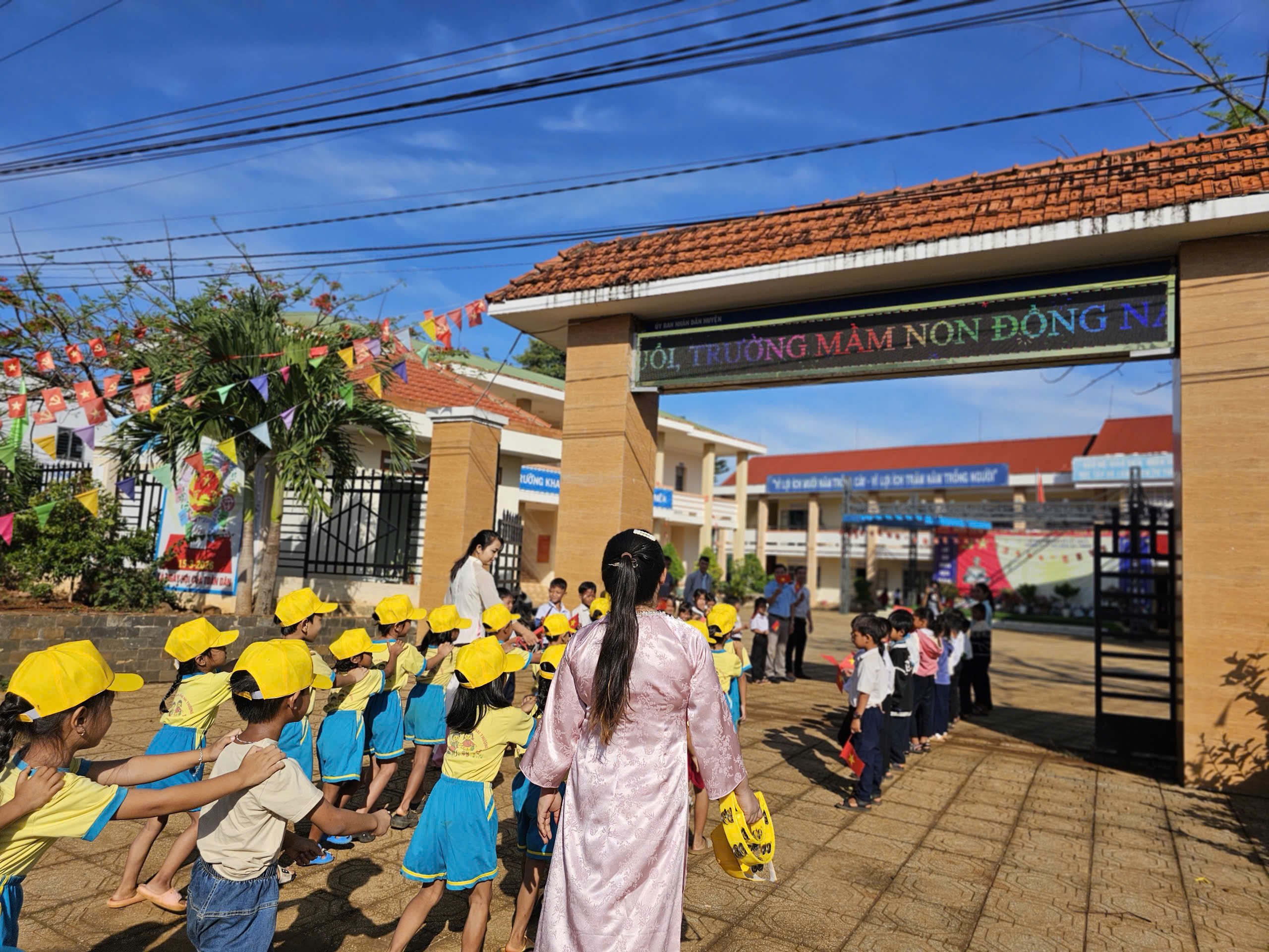 Hoạt động cho trẻ mẫu giáo 5-6 tuổi tham quan trường tiểu học – hành trang cho trẻ vào lớp một