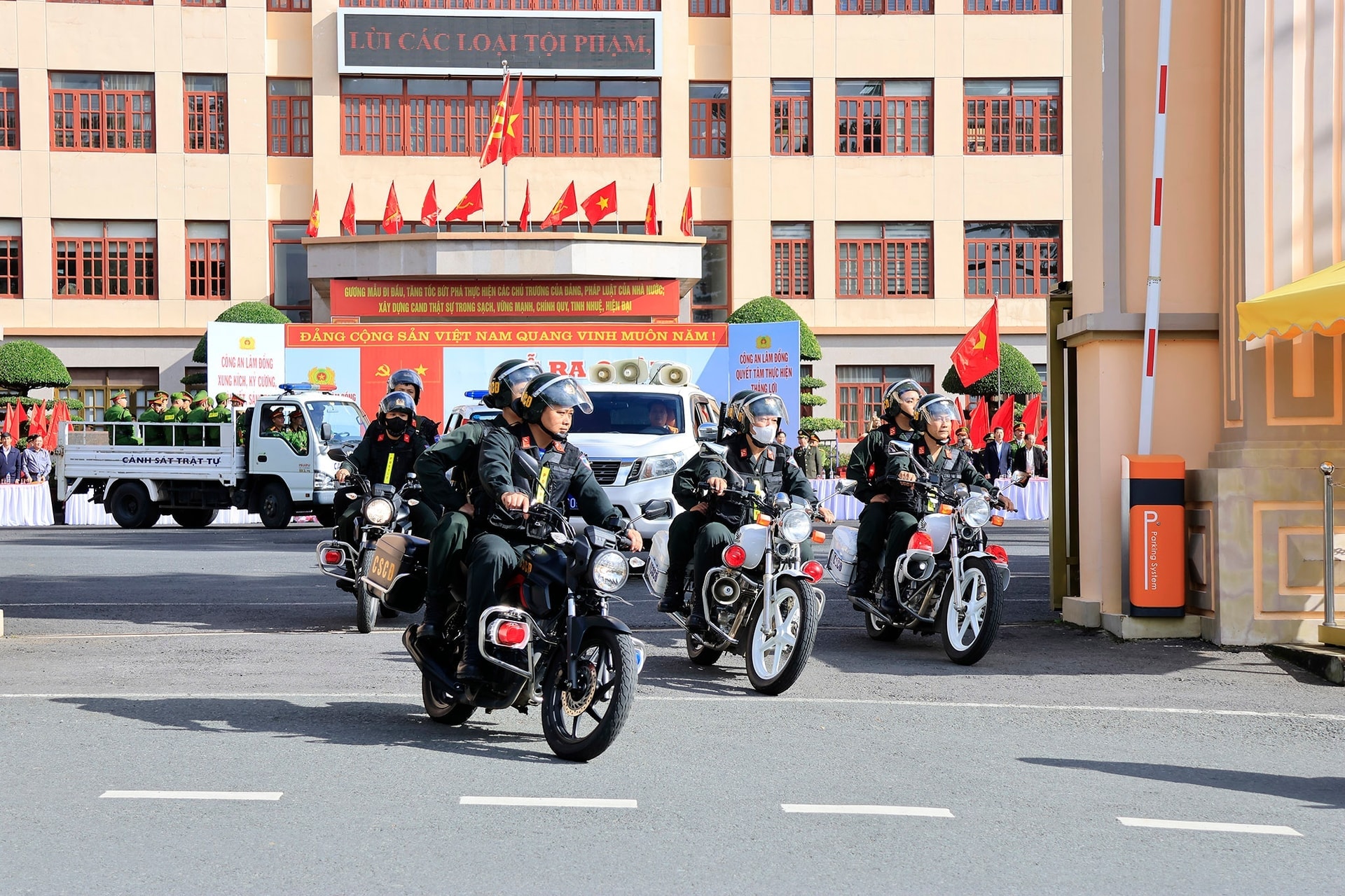 Siết chặt an ninh, giữ bình yên trước thềm đại hội Ðảng