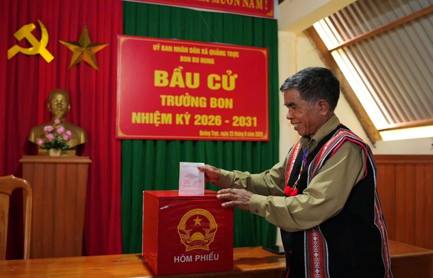 Quảng Trực bầu trưởng bon