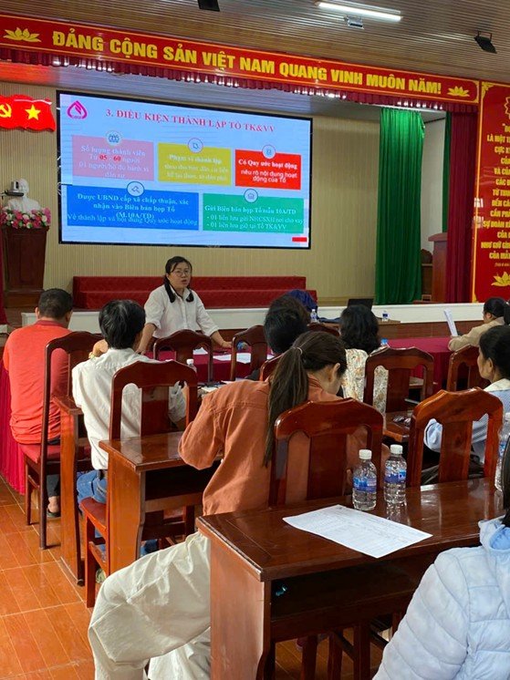 PHÒNG GIAO DỊCH NHCSXH ĐƠN DƯƠNG TỔ CHỨC TẬP HUẤN NGHIỆP VỤ CHO BAN QUẢN LÝ TỔ TK&VV TẠI XÃ KA ĐÔ