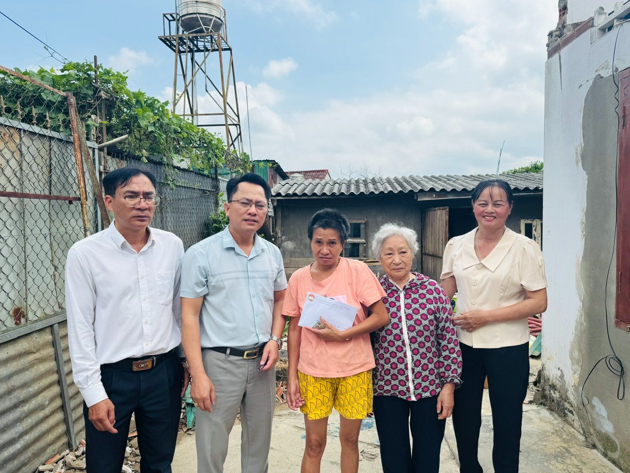 Phường 2 Bảo Lộc: Trao 125 triệu đồng hỗ trợ người dân bị thiệt hại  do mưa giông kèm lốc xoáy trên địa bàn.