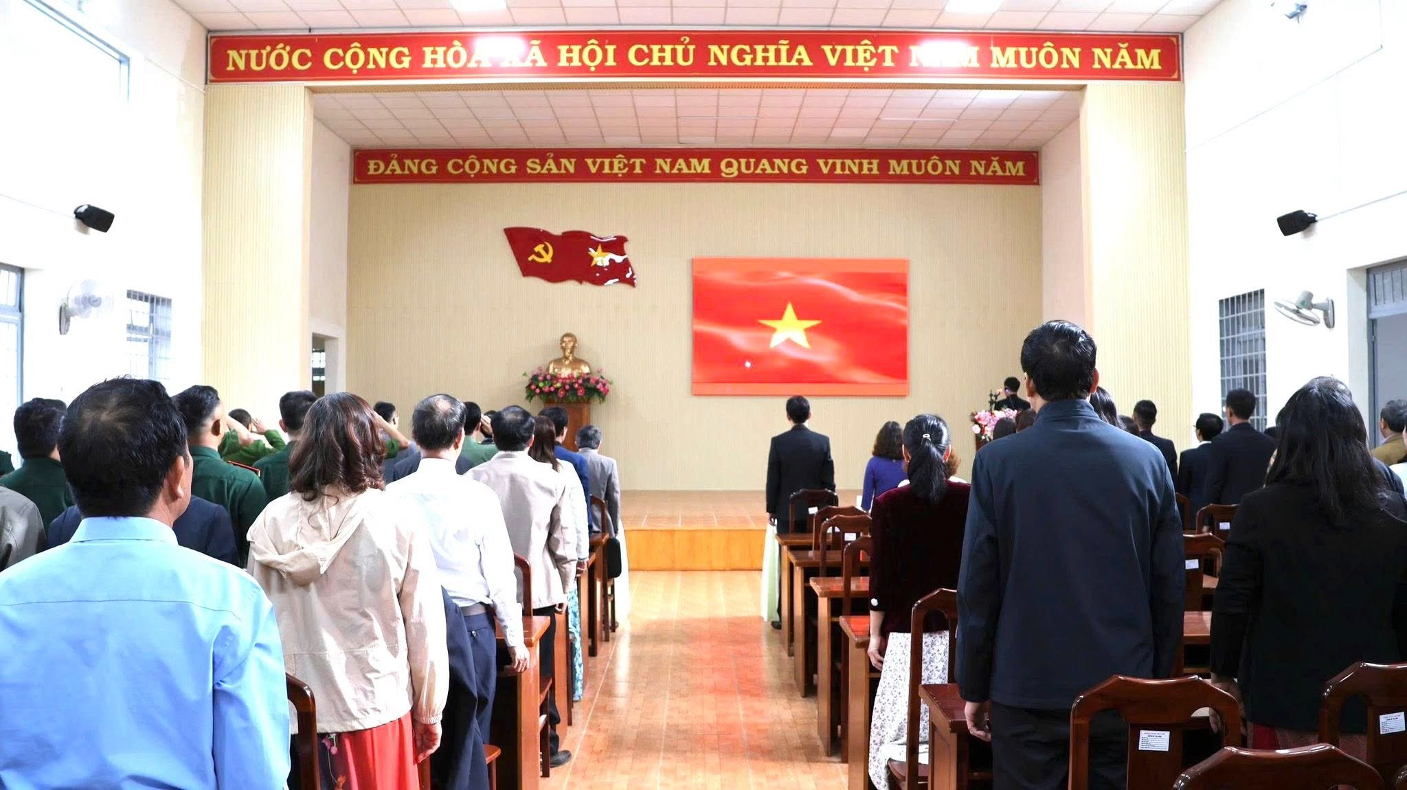 ĐU -HĐND - UBND - UBMTTQVN xã Tân Hội tổ chức lễ chào cờ tháng 6 năm 2026
