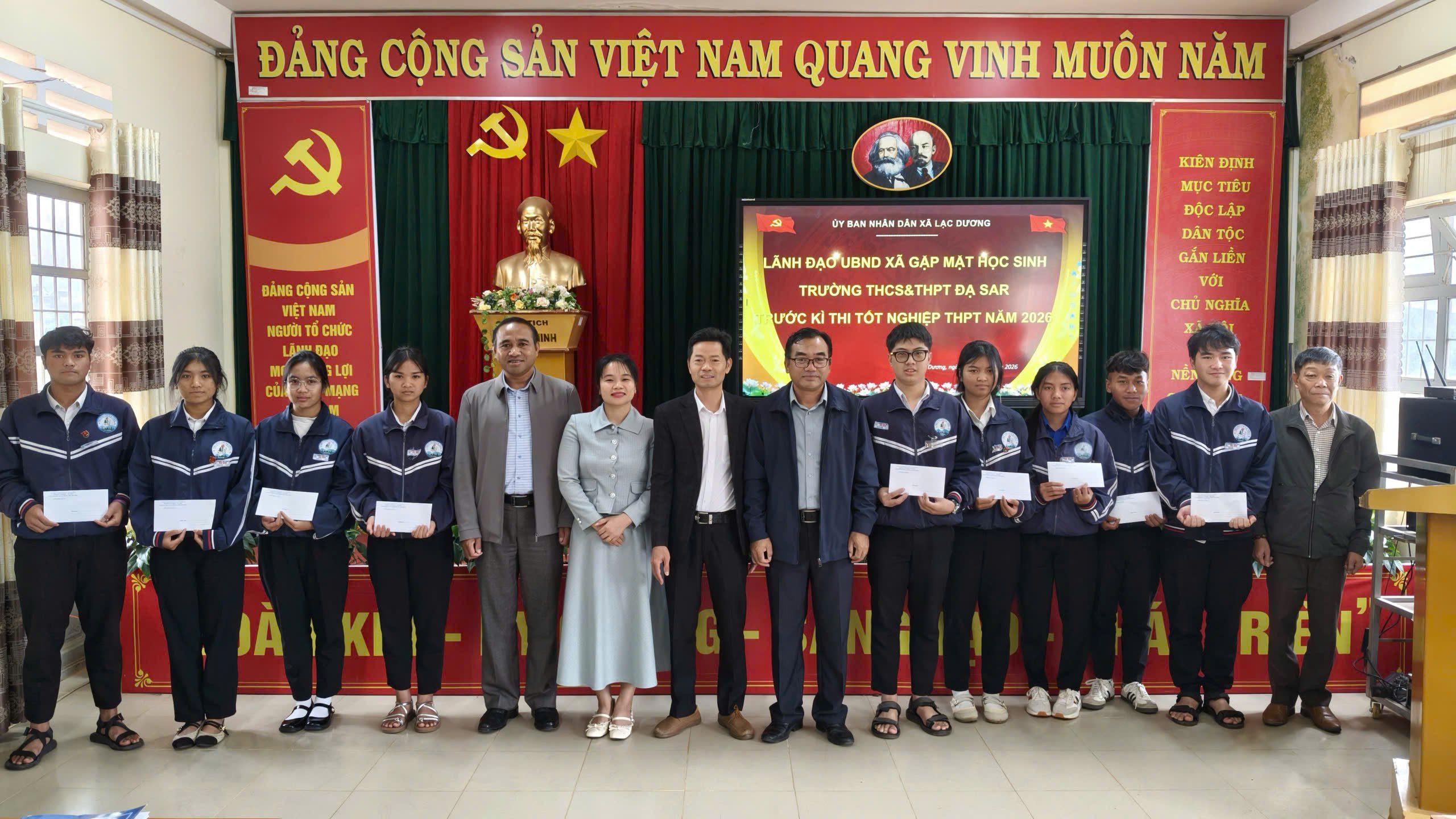 Lãnh đạo xã Lạc Dương gặp mặt, động viên học sinh trước kỳ thi tốt nghiệp THPT năm 2026
