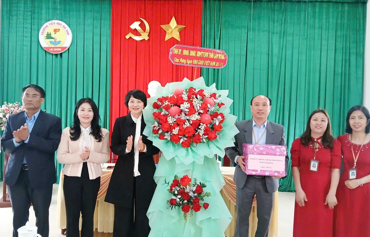Phó Bí thư Tỉnh ủy Phạm Thị Phúc thăm, chúc mừng thầy cô giáo Trường Tiểu học Đạ Sar