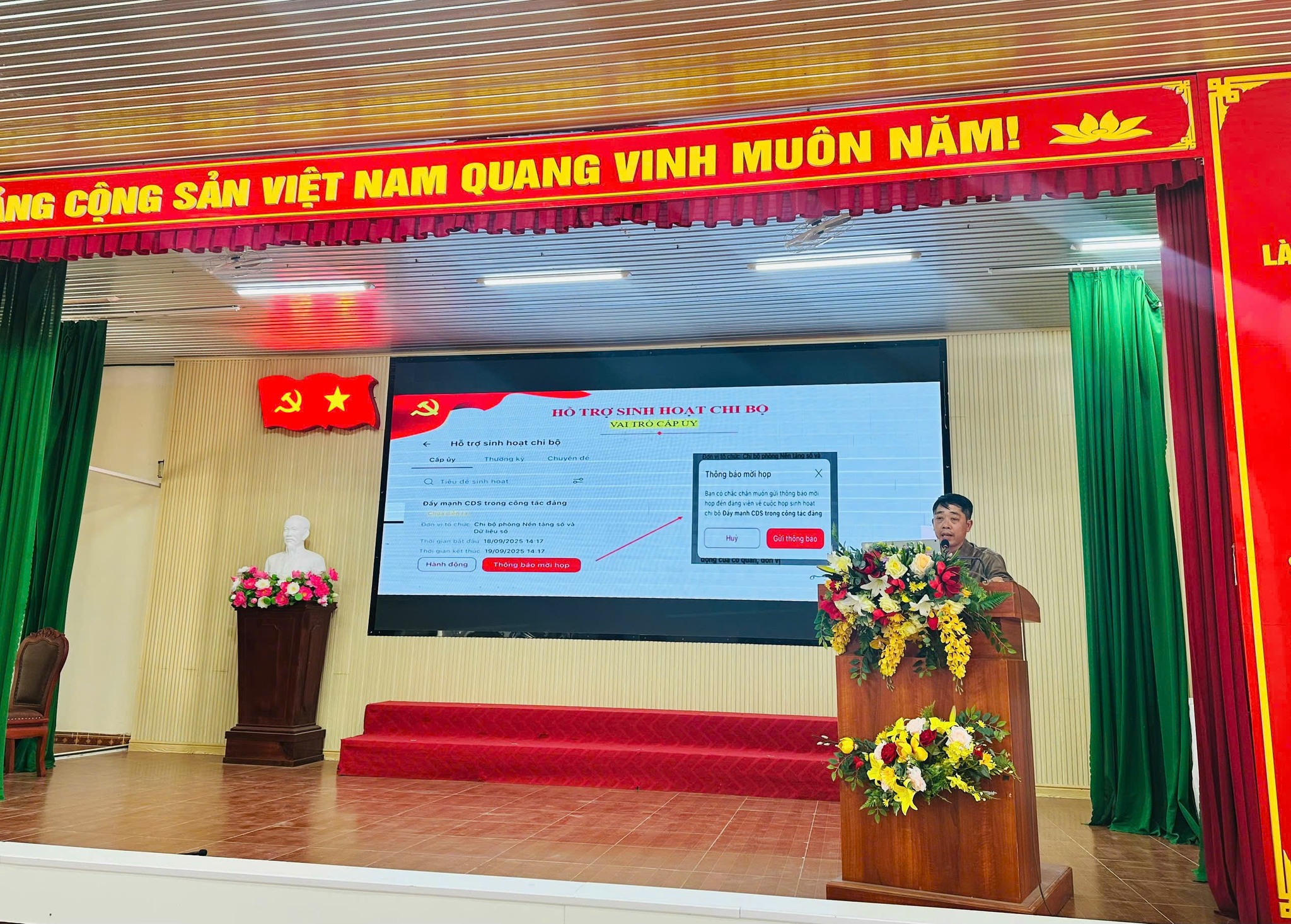 XÃ KA ĐÔ TẬP HUẤN SỬ DỤNG ỨNG DỤNG SỔ TAY ĐẢNG VIÊN ĐIỆN TỬ