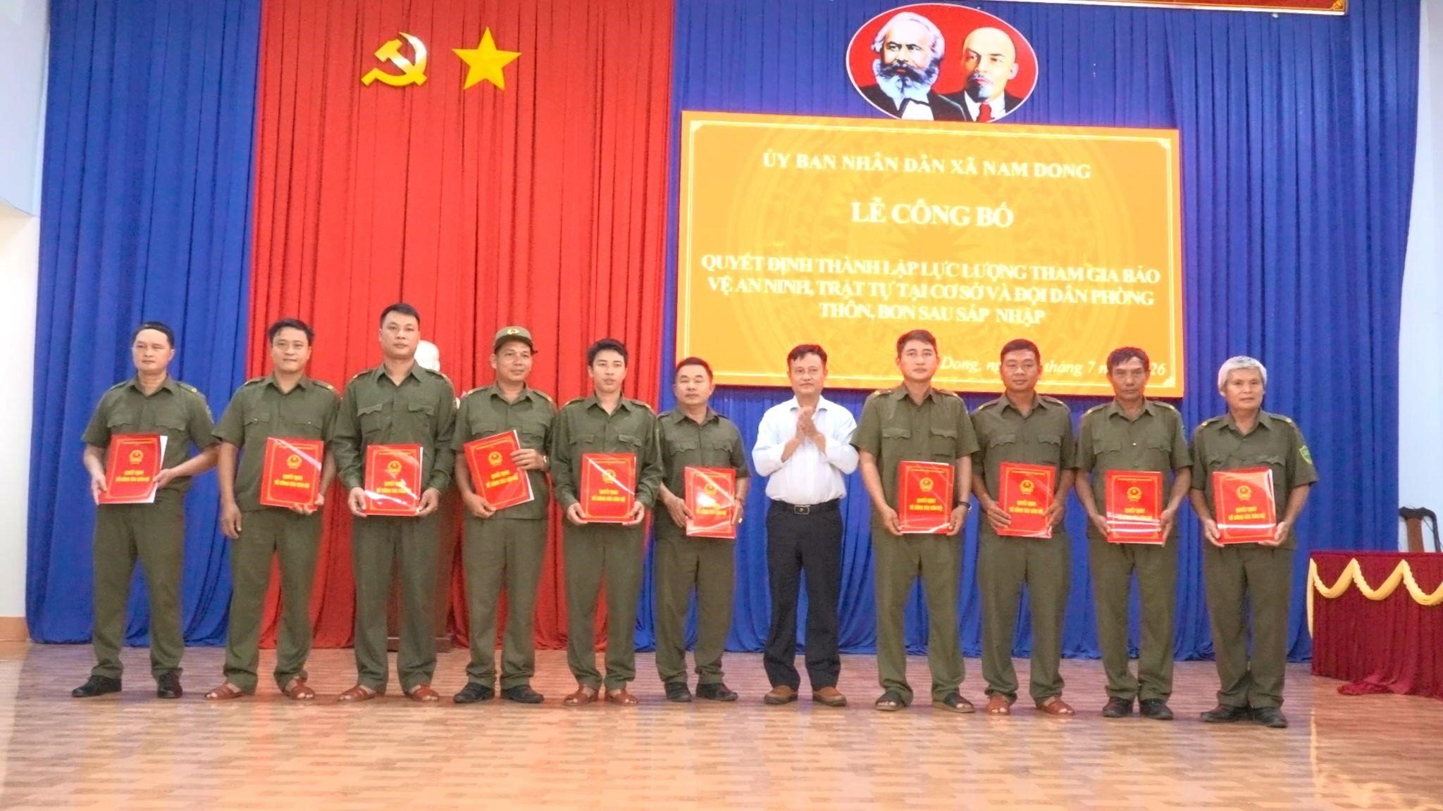 UBND xã Nam Dong công bố quyết định thành lập lực lượng tham gia bảo vệ an ninh, trật tự ở cơ sở và Đội dân phòng các thôn, bon