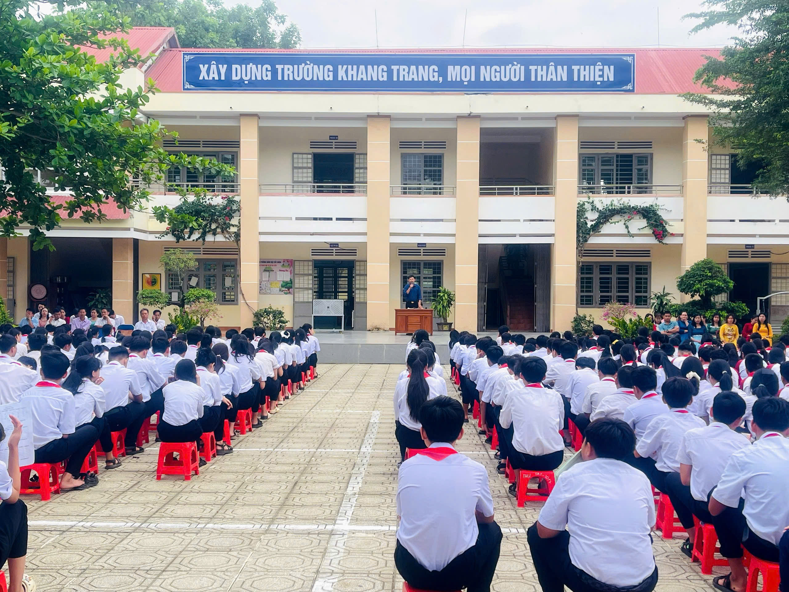 Buổi chào cờ ý nghĩa - hưởng ứng “tuần lễ áo dài” năm 2026 “Lan tỏa giá trị truyền thống - Bồi đắp nhân cách học sinh”