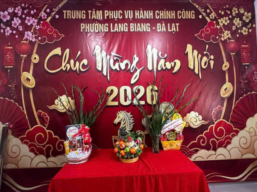 TẬN TỤY PHỤC VỤ NHÂN DÂN NHỮNG NGÀY CẬN KỀ TẾT NGUYÊN ĐÁN BÍNH NGỌ