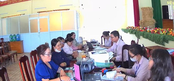 PHÒNG GIAO DỊCH NHCSXH ĐƠN DƯƠNG GIẢI NGÂN CHƯƠNG TRÌNH TÍN DỤNG THEO NGHỊ QUYẾT 71 TẠI XÃ QUẢNG LẬP