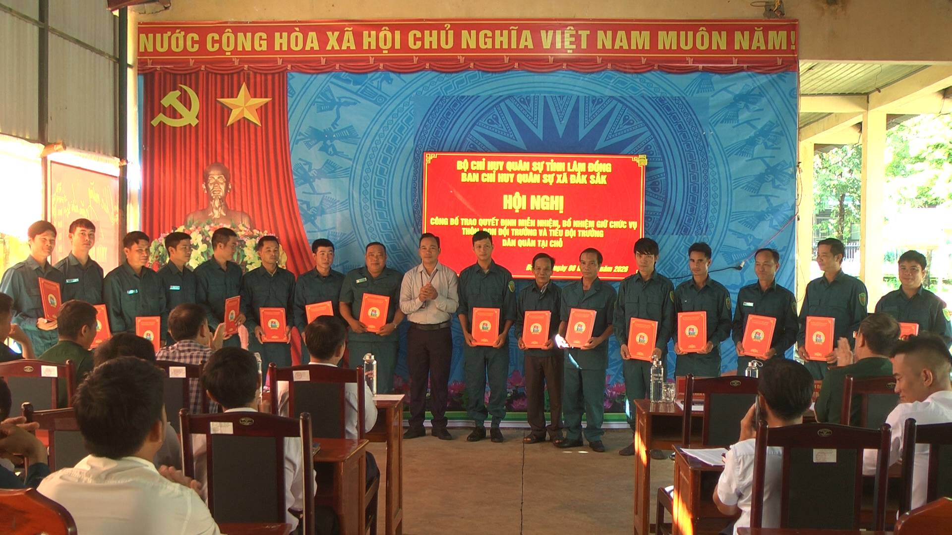 BAN CHQS XÃ TRAO QUYẾT ĐỊNH MIỄN NHIỆM, BỔ NHIỆM CÁN BỘ THÔN, BON ĐỘI TRƯỞNG,KIÊM TIỂU ĐỘI TRƯỞNG DÂN QUÂN TẠI CHỖ SAU SẮP XẾP
