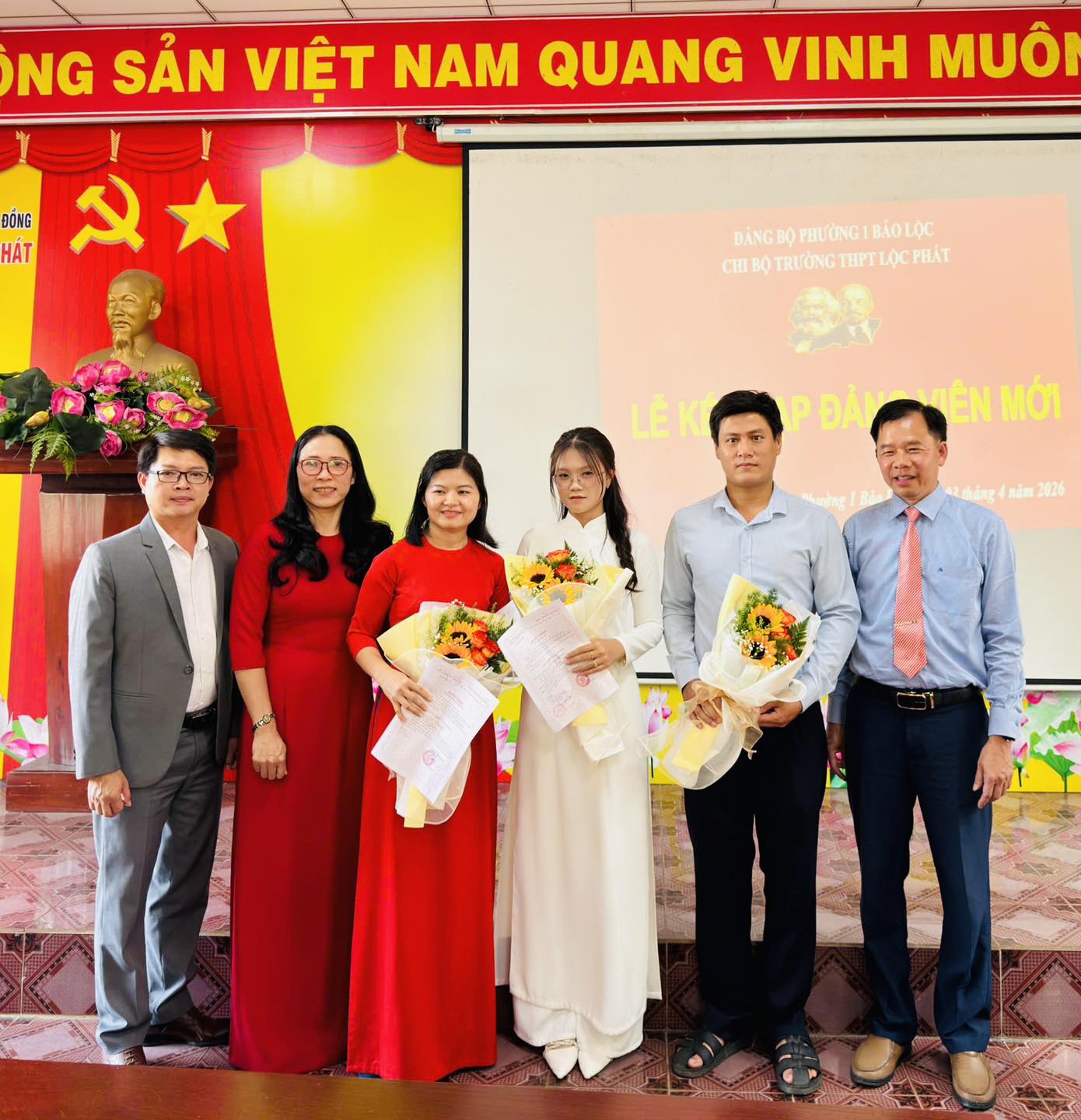 CHI BỘ TRƯỜNG THPT LỘC PHÁT KẾT NẠP HỌC SINH ƯU TÚ VÀO ĐẢNG CỘNG SẢN VIỆT NAM