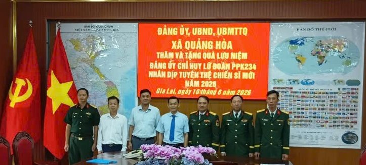 LÃNH ĐẠO XÃ QUẢNG HÒA THĂM VÀ DỰ LỄ TUYÊN THỆ CHIẾN SĨ MỚI NHẬP NGŨ NĂM 2026