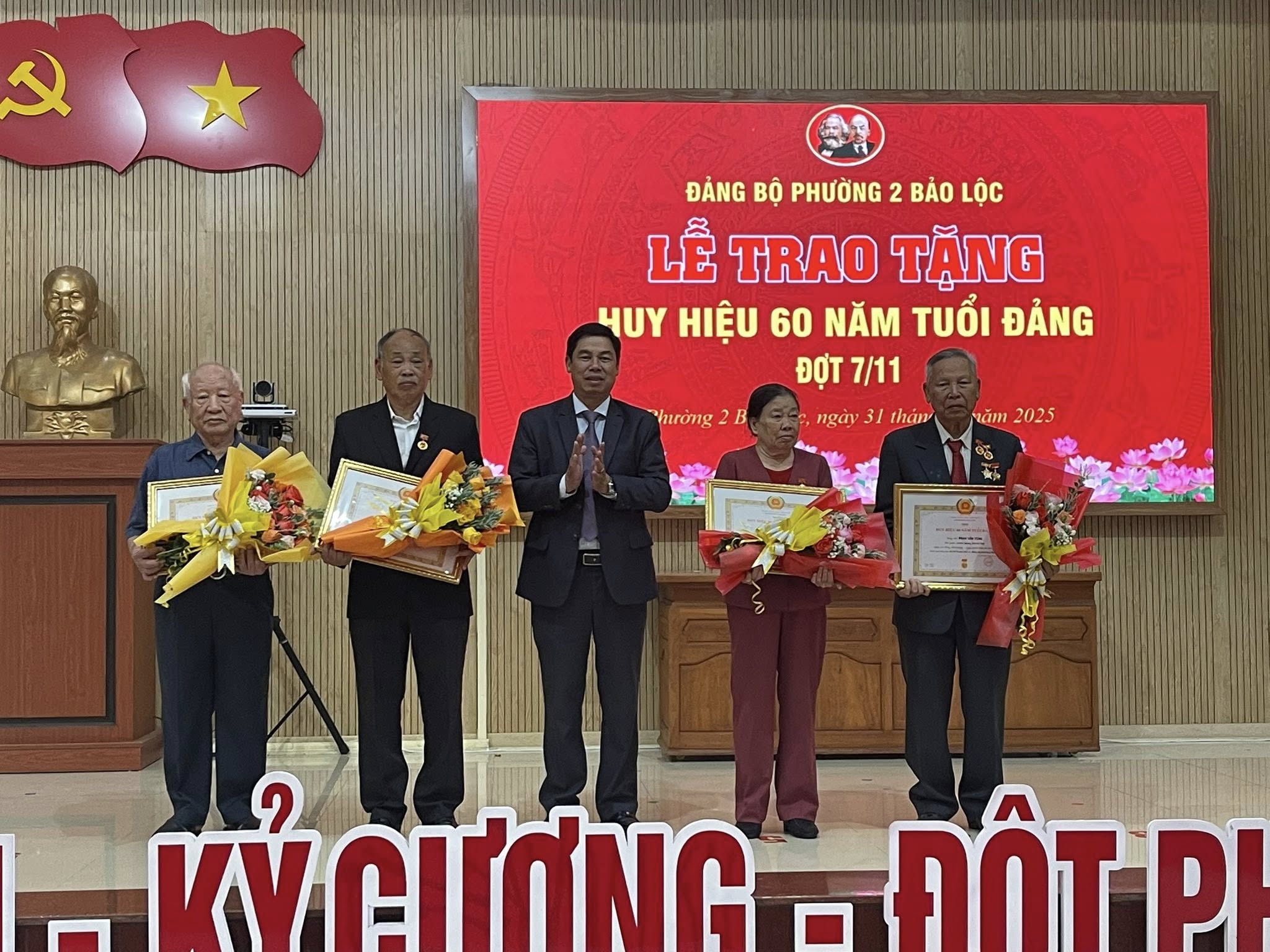 ĐẢNG BỘ PHƯỜNG 2 BẢO LỘC TỔ CHỨC LỄ TRAO TẶNG HUY HIỆU ĐẢNG ĐỢT 7/11