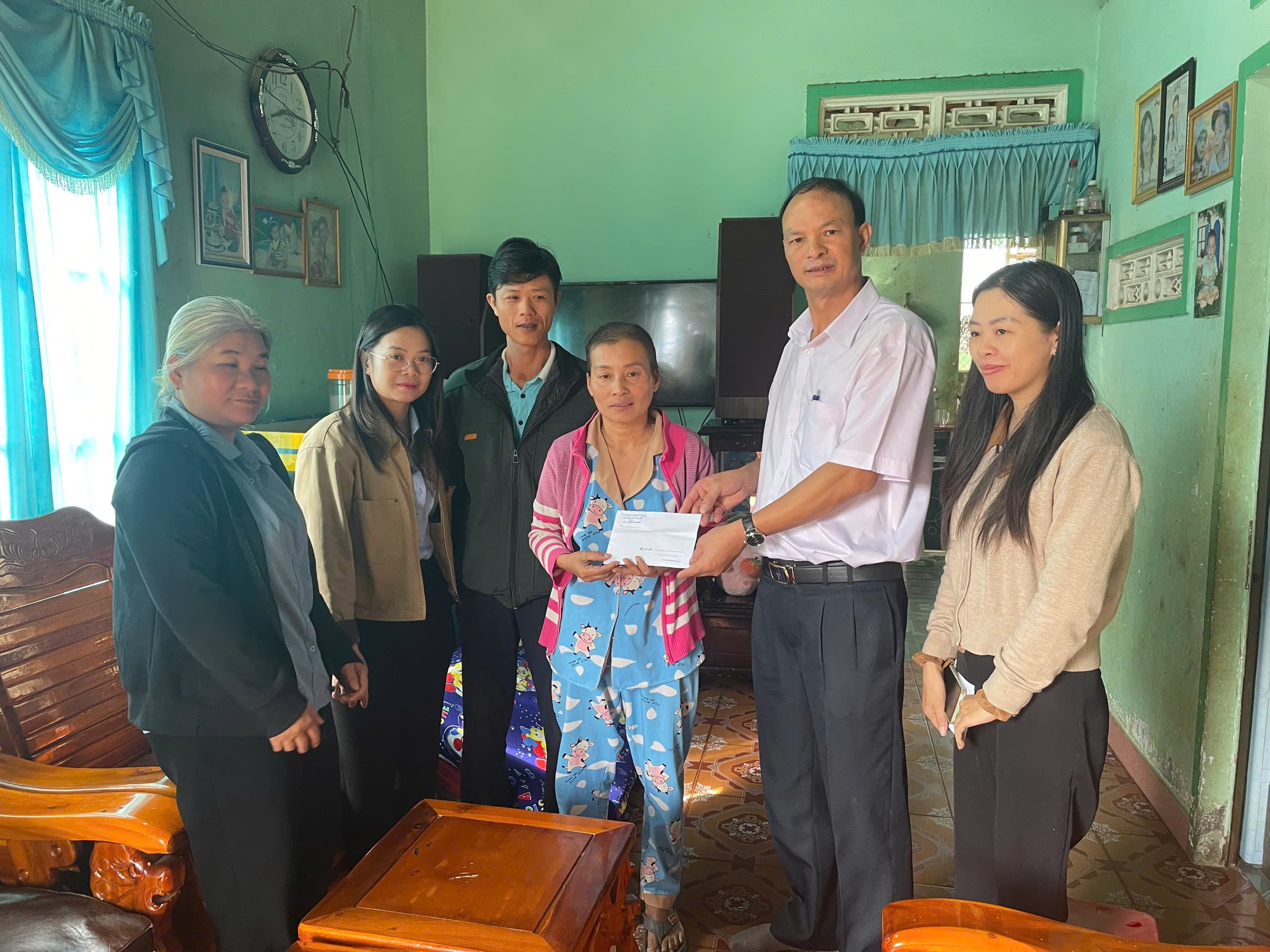 UBND XÃ QUẢNG LẬP THĂM HỎI, HỖ TRỢ GIA ĐÌNH CÓ HOÀN CẢNH KHÓ KHĂN, MẮC BỆNH HIỂM NGHÈO