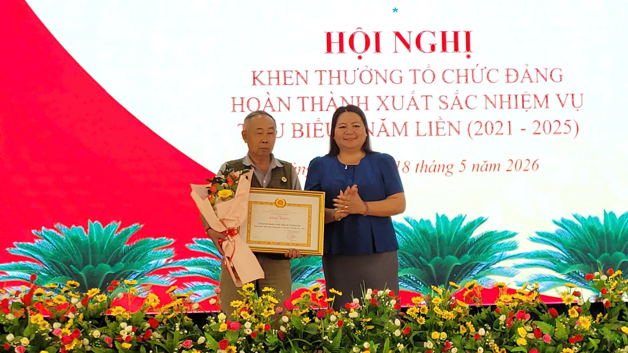 TRAO BẰNG KHEN CỦA TỈNH ỦY LÂM ĐỒNG CHO CHI BỘ ĐẠT TIÊU CHUẨN “HOÀN THÀNH XUẤT SẮC NHIỆM VỤ” 5 NĂM LIỀN, GIAI ĐOẠN 2021–2025