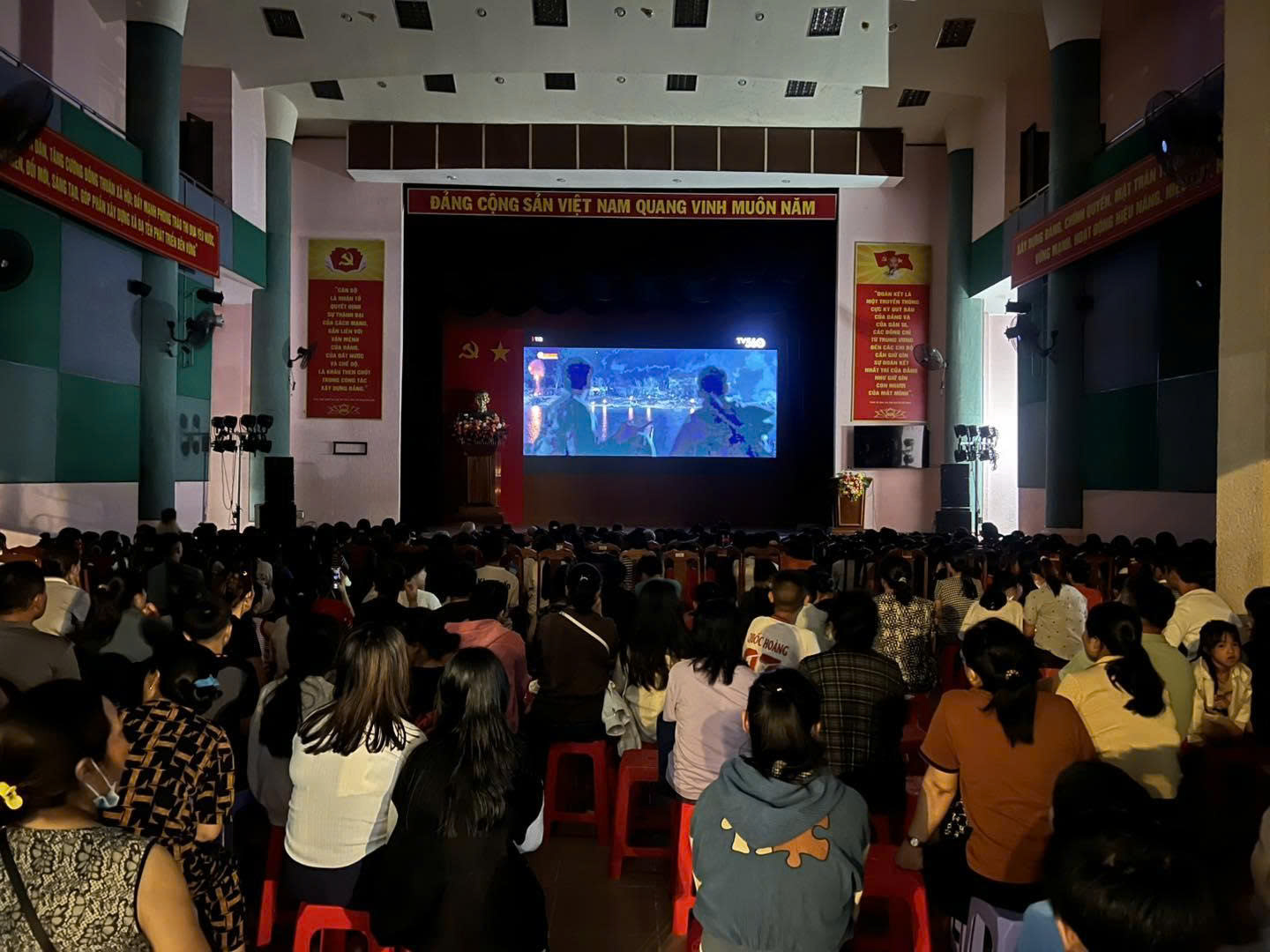 Xã Đạ Tẻh chiếu phim “Mưa Đỏ” tri ân truyền thống vẻ vang của Quân đội Nhân dân Việt Nam.