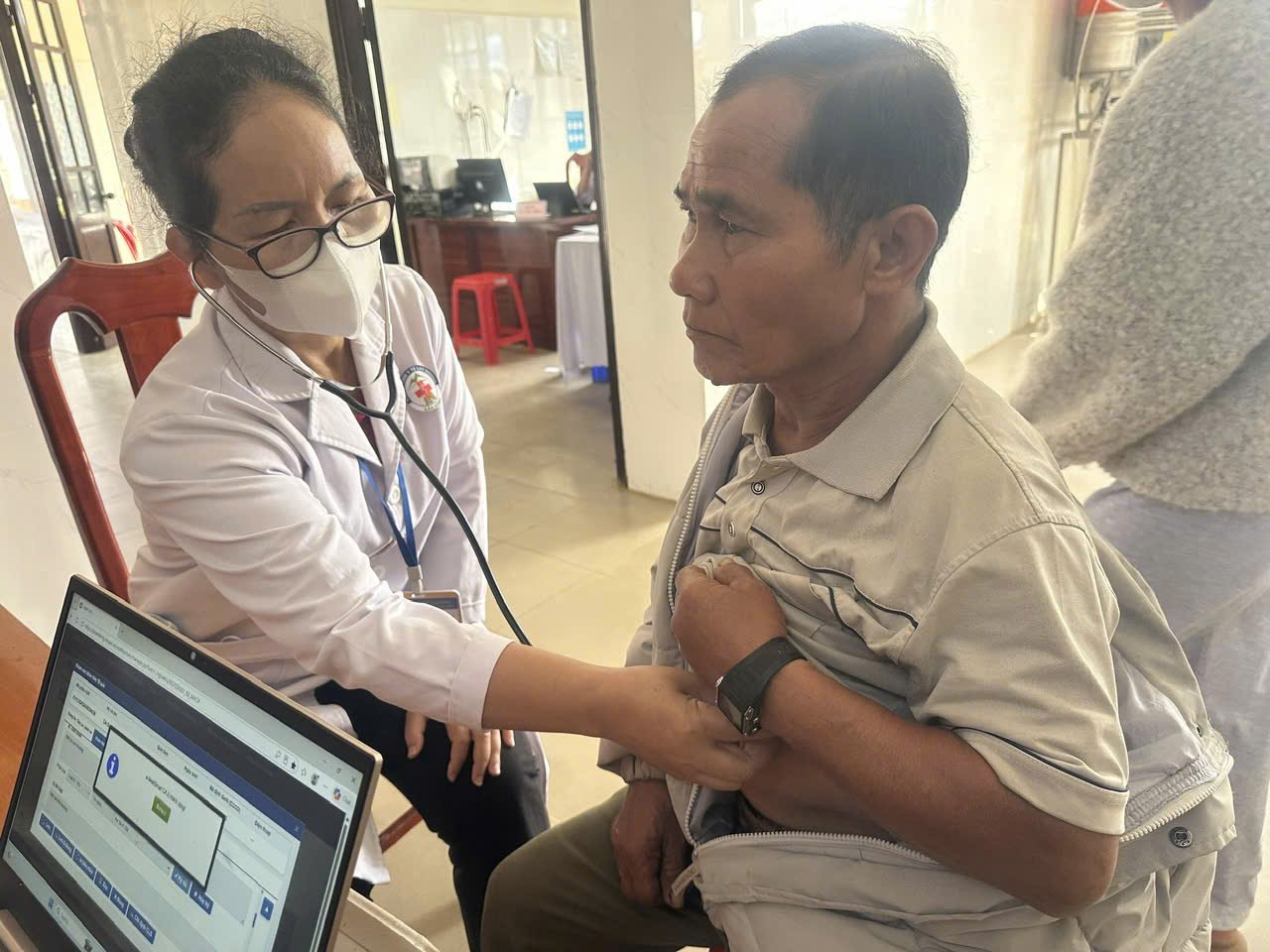 Lạc Dương ngày đầu tiên ra quân triển khai chiến dịch 60 ngày đêm cao điểm đã có hơn 800 người dân thôn Đạ Chais tham gia khám sức khỏe