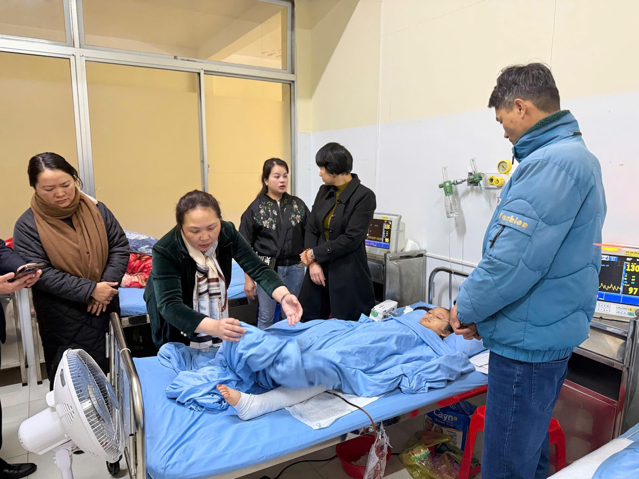 Thường trực Đảng ủy- HĐND- UBND - UBMTTQ phường Xuân Trường- Đà Lạt cùng với đoàn lãnh đạo Tỉnh ủy thăm em Trần Thủy Diệu