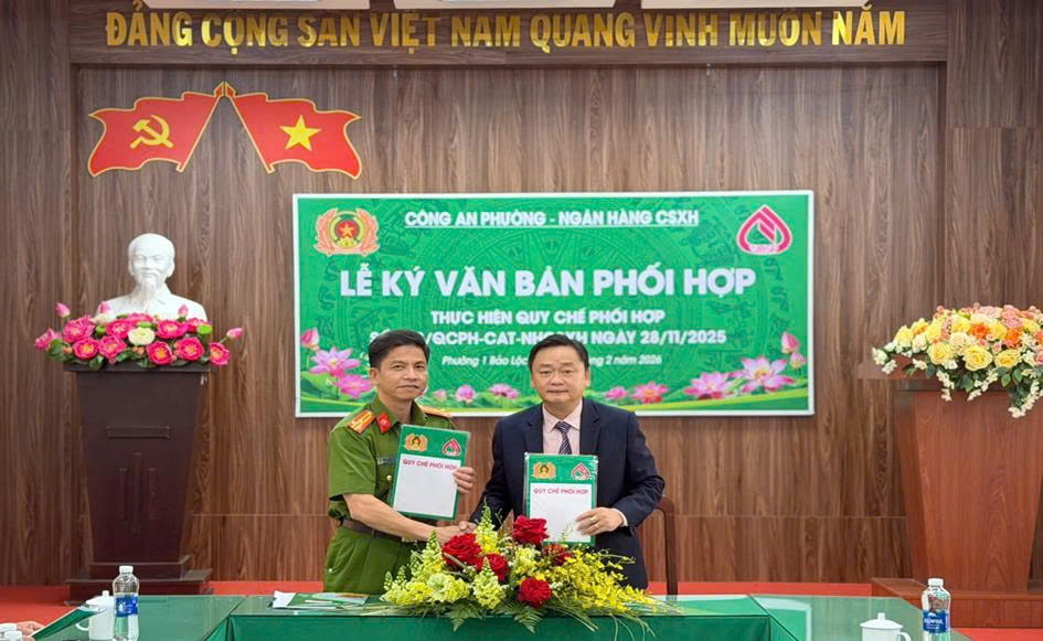 PHỐI HỢP GIỮ VỮNG AN NINH, TIẾP SỨC TÁI HÒA NHẬP CỘNG ĐỒNG TẠI PHÒNG GIAO DỊCH NHCSXH BẢO LỘC