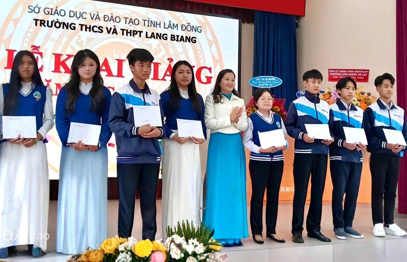 Phường Lang Biang - Đà Lạt tặng thẻ BHYT cho học sinh khó khăn