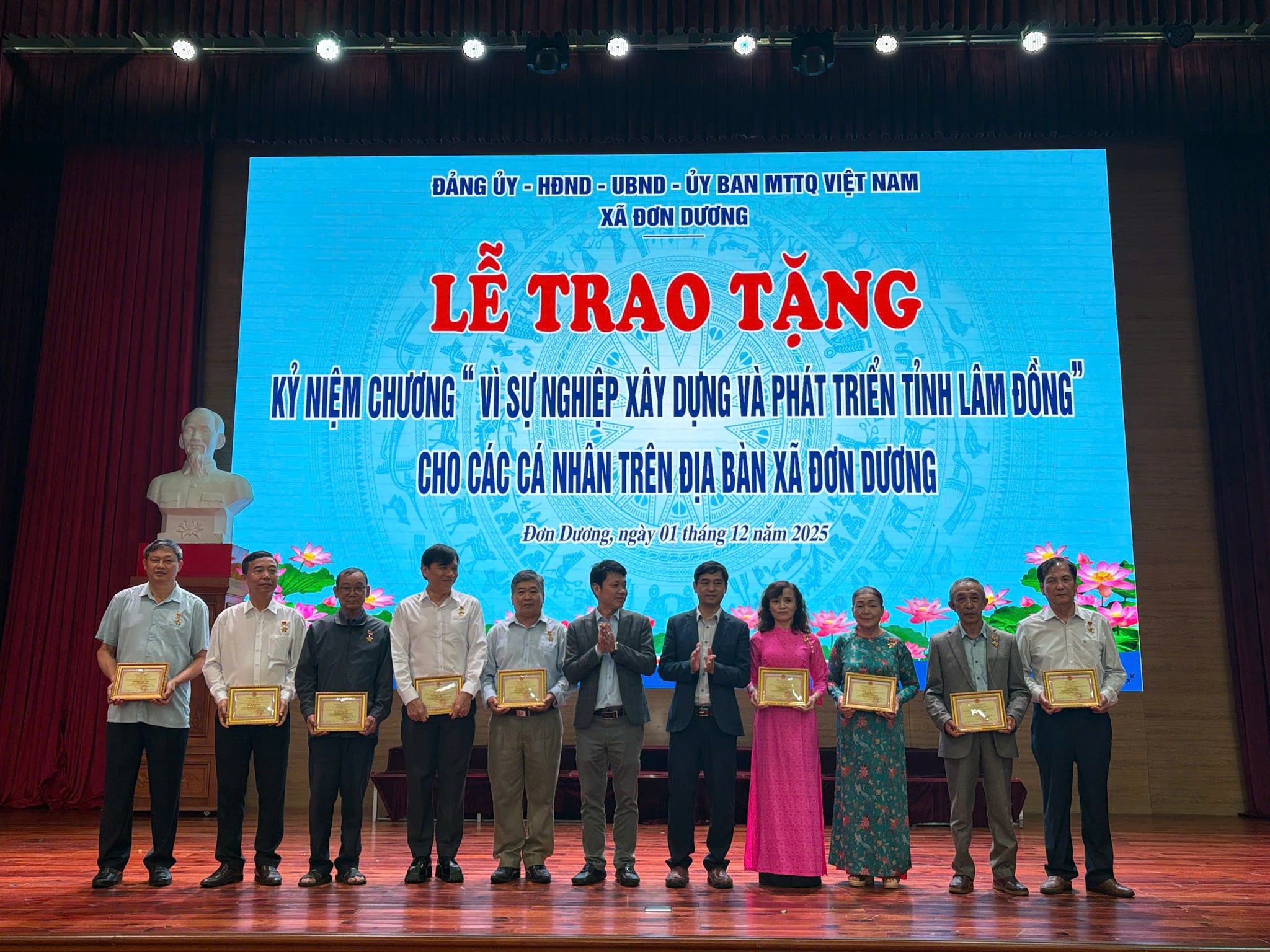 TRAO TẶNG KỶ NIỆM CHƯƠNG “VÌ SỰ NGHIỆP XÂY DỰNG VÀ PHÁT TRIỂN TỈNH LÂM ĐỒNG” CHO CÁC CÁ NHÂN TIÊU BIỂU TRÊN ĐỊA BÀN XÃ ĐƠN DƯƠNG 