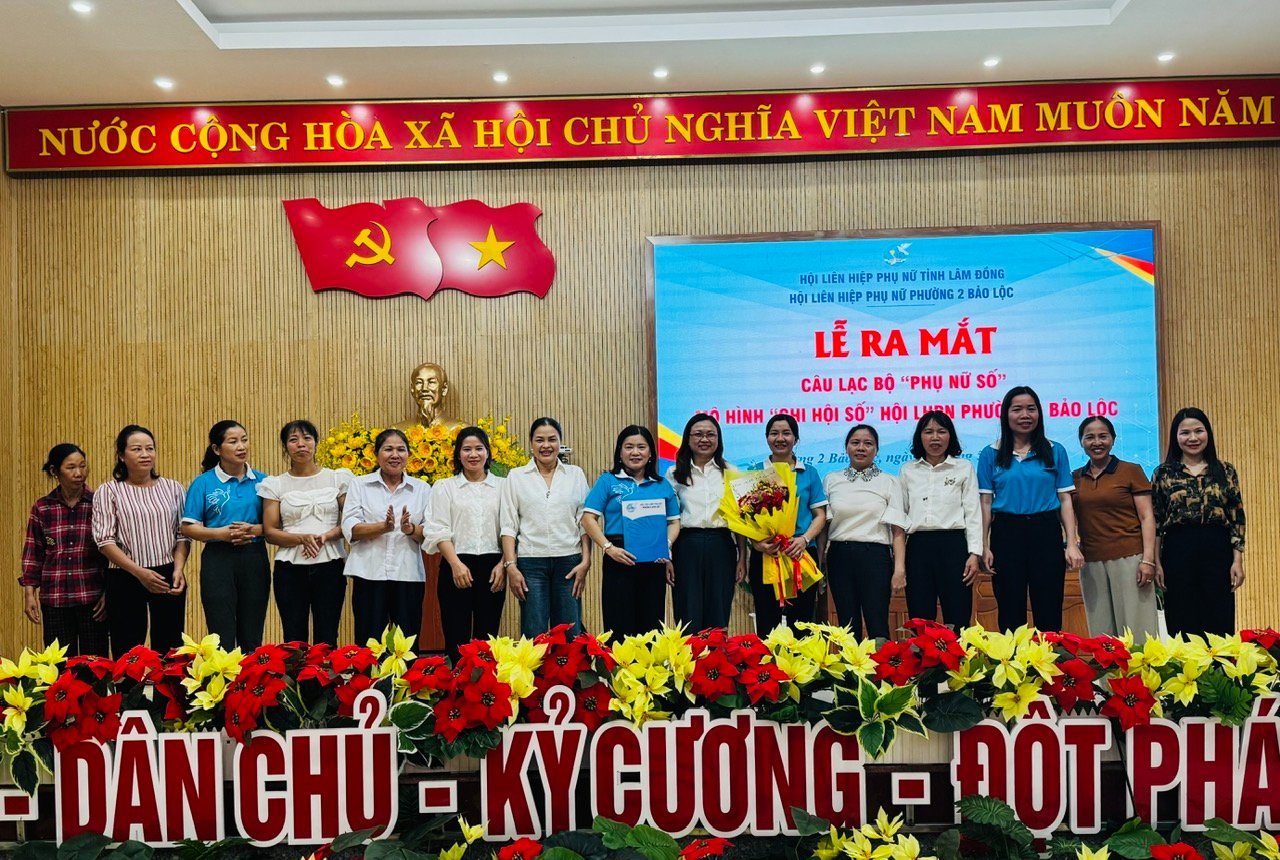 Ra mắt Câu lạc bộ “Phụ nữ số”, Mô hình “Chi hội số” Hội LHPN Phường 2 Bảo Lộc.