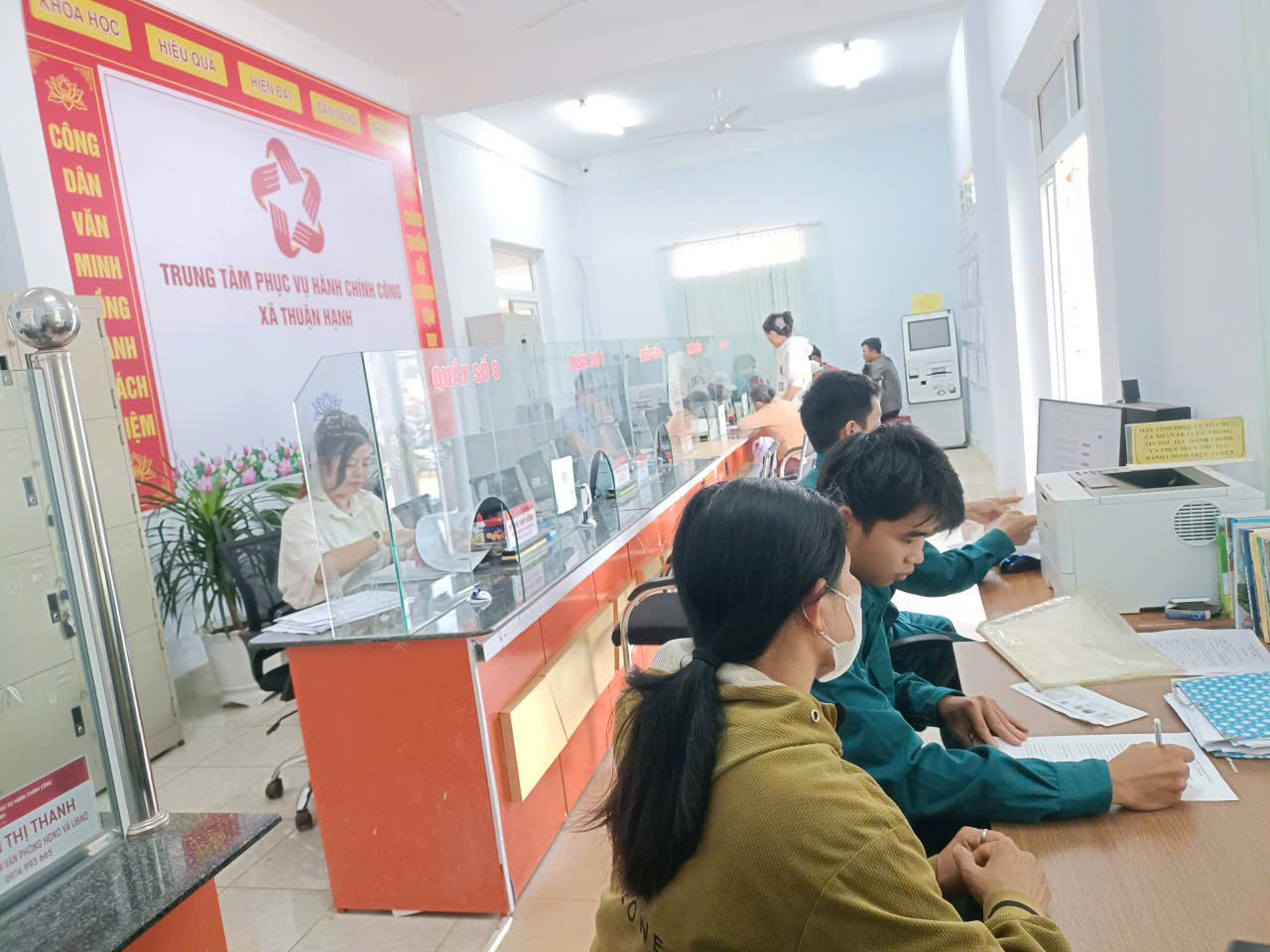 Lực lượng DQTV xã Thuận Hạnh tăng cường hỗ trợ  người dân thực hiện thủ tục hành chính trực tuyến