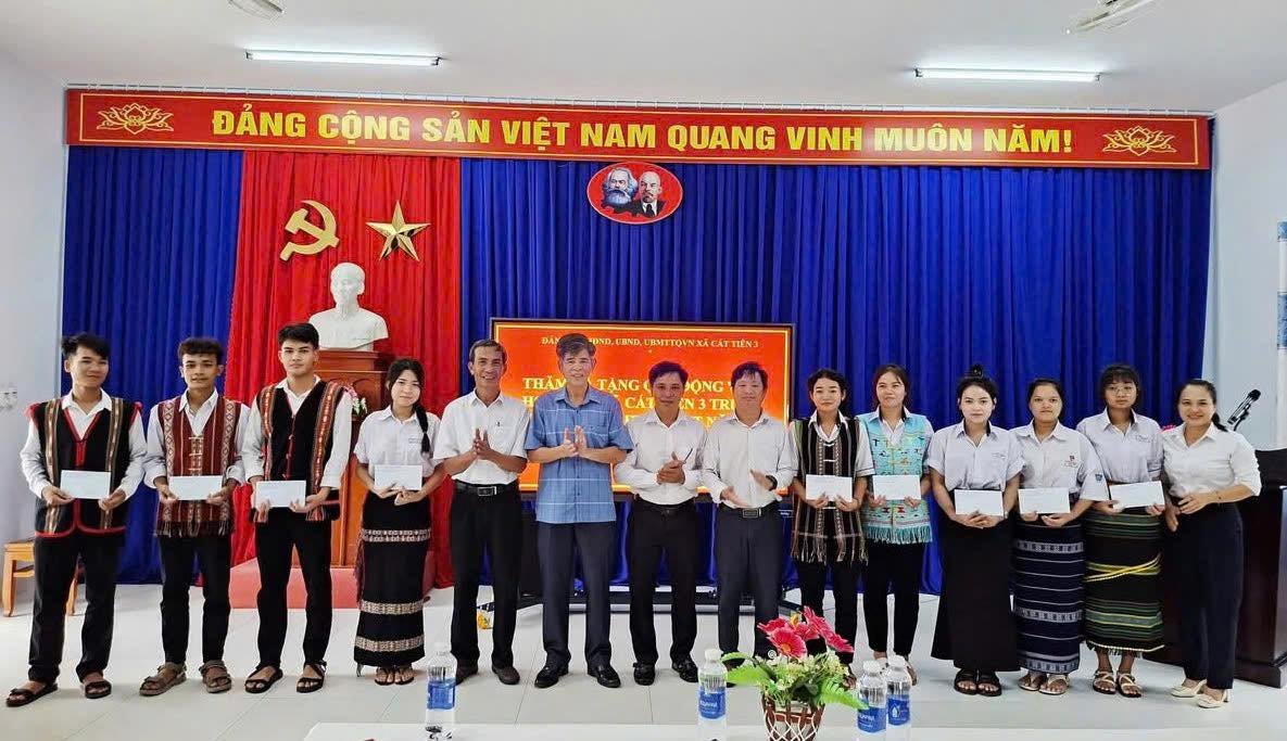 Lãnh đạo xã Cát Tiên 3 thăm, tặng quà động viên học sinh của địa phương đang theo học tại trường Phổ thông Dân tộc nội trú THCS và THPT Đạ Tẻh trước kỳ thi tốt nghiệp THPT năm 2026