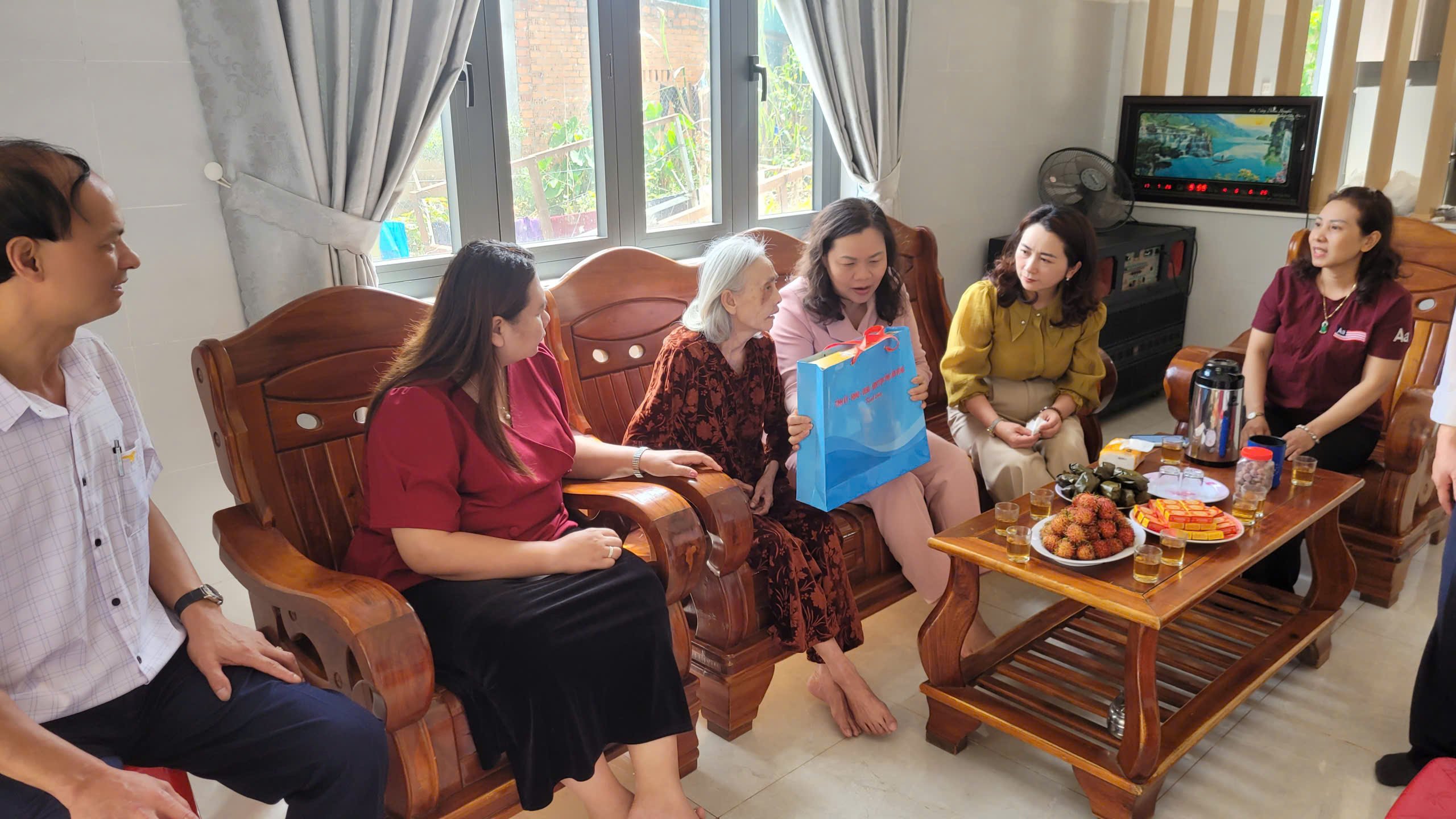 ĐOÀN CÔNG TÁC CỦA HĐND TỈNH LÂM ĐỒNG THĂM CÁC GIA ĐÌNH CHÍNH SÁCH TIÊU BIỂU TẠI XÃ QUẢNG LẬP