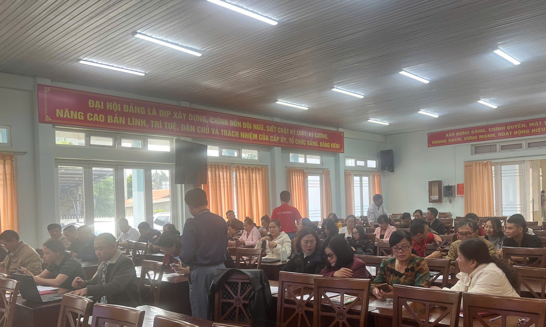 Tập huấn về chuyển đổi số và các ứng dụng trên nền tảng số cho các Tổ dân phố và Tổ công nghệ số cộng đồng