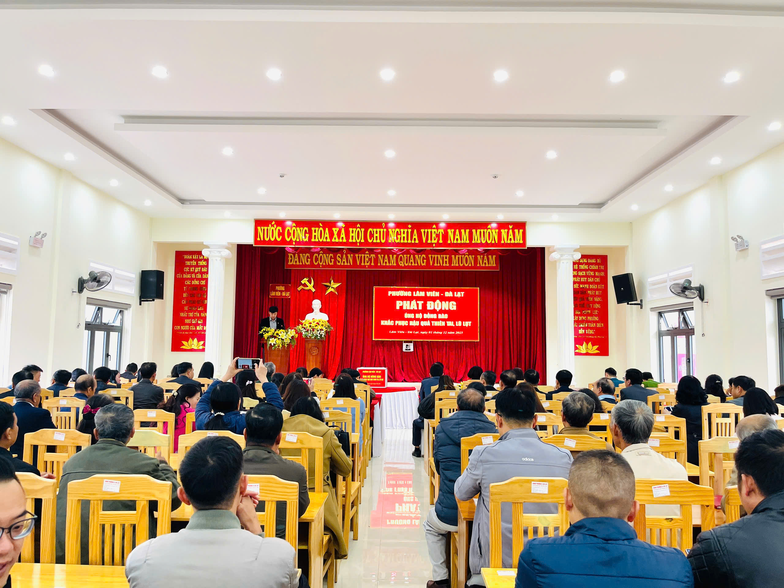 HƠN 221 TRIỆU ĐỒNG ỦNG HỘ ĐỒNG BÀO VÙNG LŨ LỤT – TẤM LÒNG “LÁ LÀNH ĐÙM LÁ RÁCH” LAN TỎA