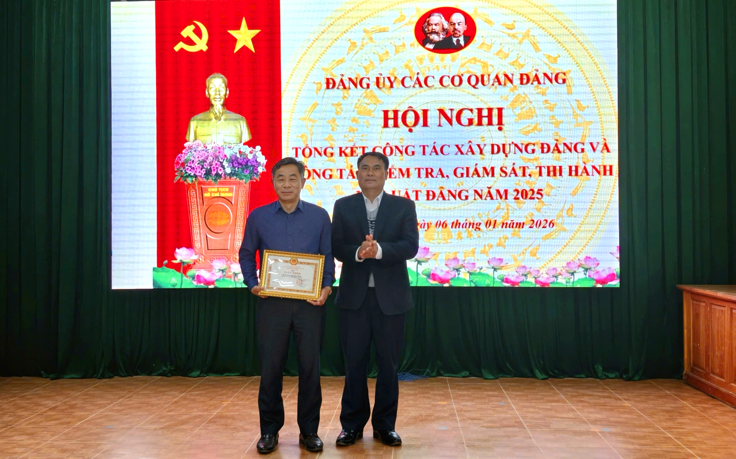 Đảng ủy các cơ quan Đảng đã khen thưởng 01 tổ chức cơ sở Đảng tiêu biểu "hoàn thành xuất sắc nhiệm vụ " năm 2025