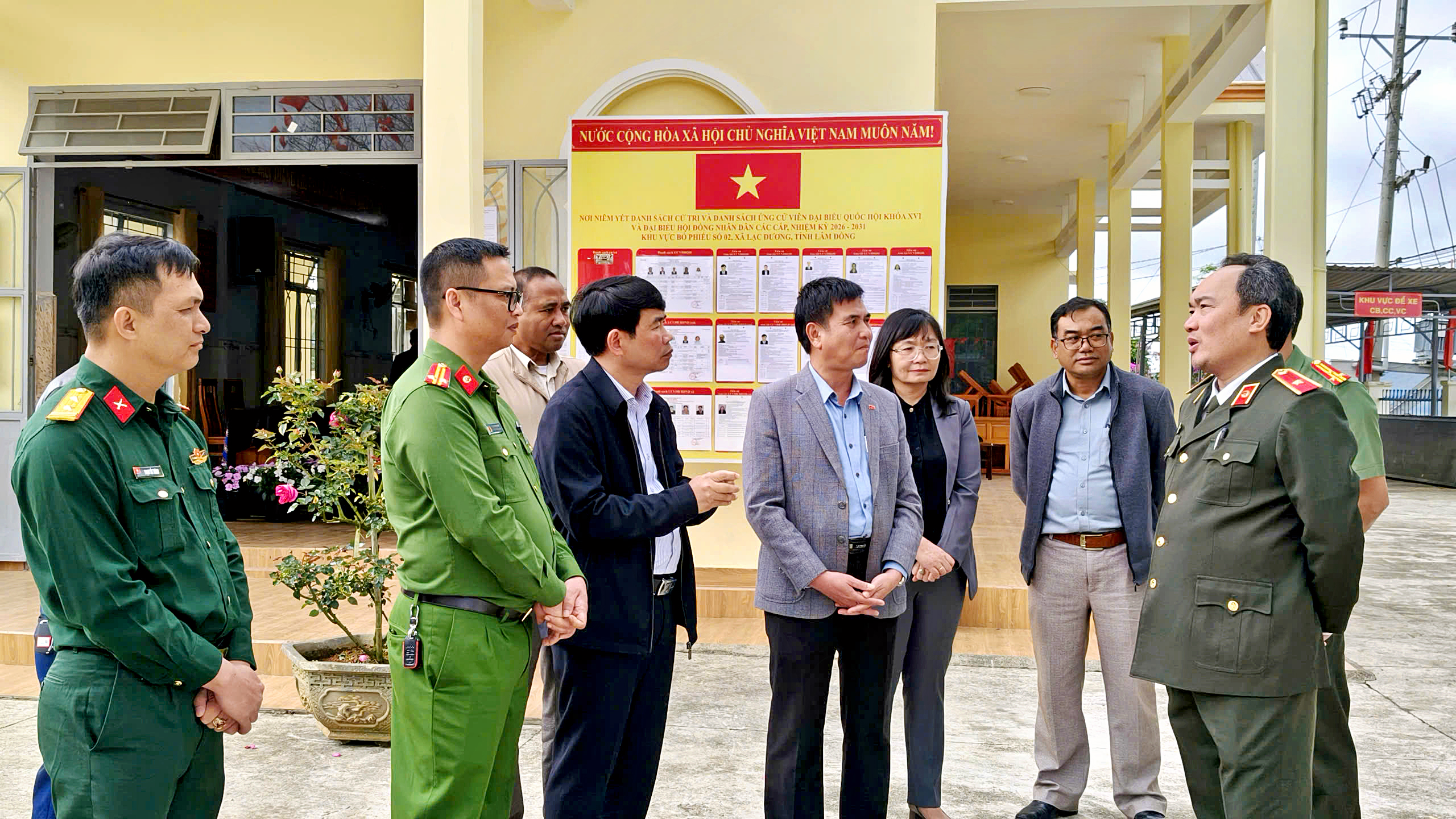 Thiếu tướng Trương Minh Đương, Giám đốc Công an tỉnh kiểm tra công tác chuẩn bị bầu cử và bảo đảm an ninh trật tự tại xã Lạc Dương