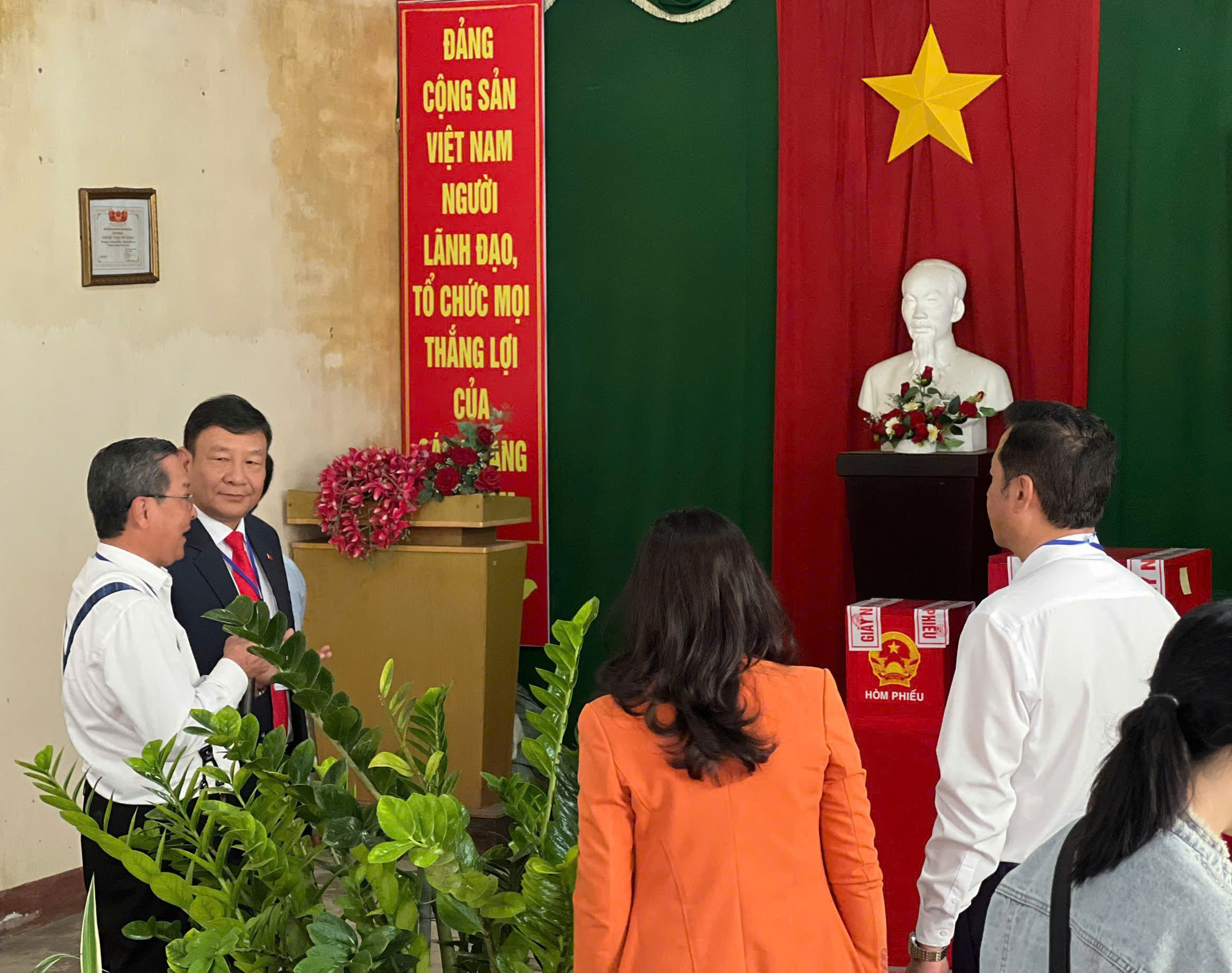 Phó Bí thư tỉnh ủy Lâm Đồng Bùi Thắng kiểm tra công tác bầu cử tại Phường 3 Bảo Lộc