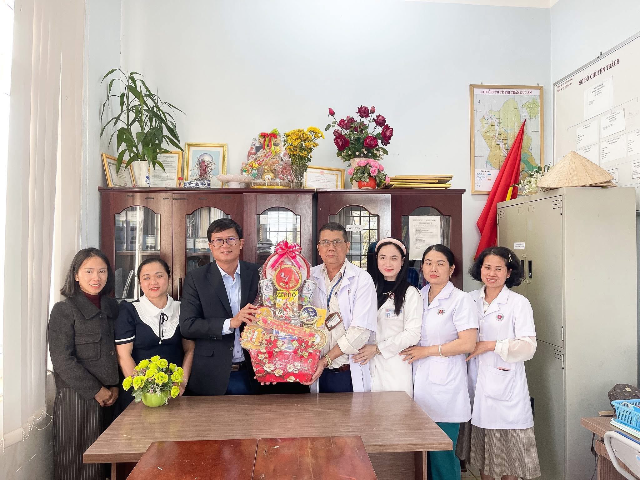 ĐỒNG CHÍ VÕ QUỐC TUẤN- PHÓ BÍ THƯ ĐẢNG UỶ, CHỦ TỊCH UBND XÃ ĐỨC AN THĂM, CHÚC TẾT CÁC ĐƠN VỊ LÀM NHIỆM VỤ VÀ GIA ĐÌNH CHÍNH SÁCH