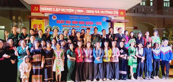 HỌC SINH THAM GIA NGÀY HỘI QUÂN DÂN