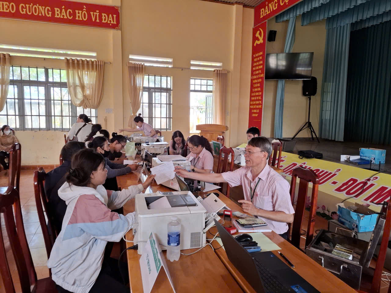 Tín dụng chính sách tại Điểm giao dịch Lộc Tân - Phường 2 Bảo Lộc: Ổn định và phát triển sau sáp nhập .