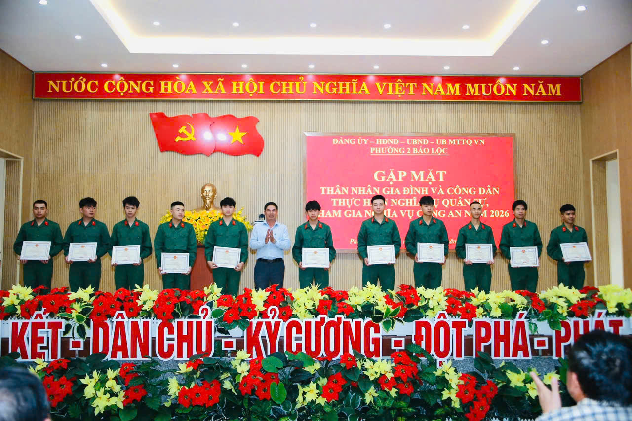 Phường 2 Bảo Lộc: Trao quyết định khen thưởng công dân nhập ngũ năm 2026