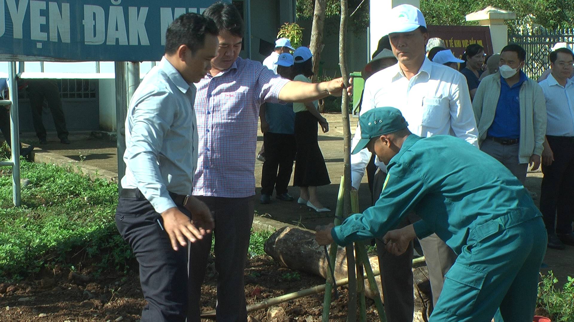 UBND XÃ ĐẮK SẮK TỔ CHỨC LỄ PHÁT ĐỘNG “TẾT TRỒNG CÂY ĐỜI ĐỜI NHỚ ƠN BÁC HỒ” NĂM 2026