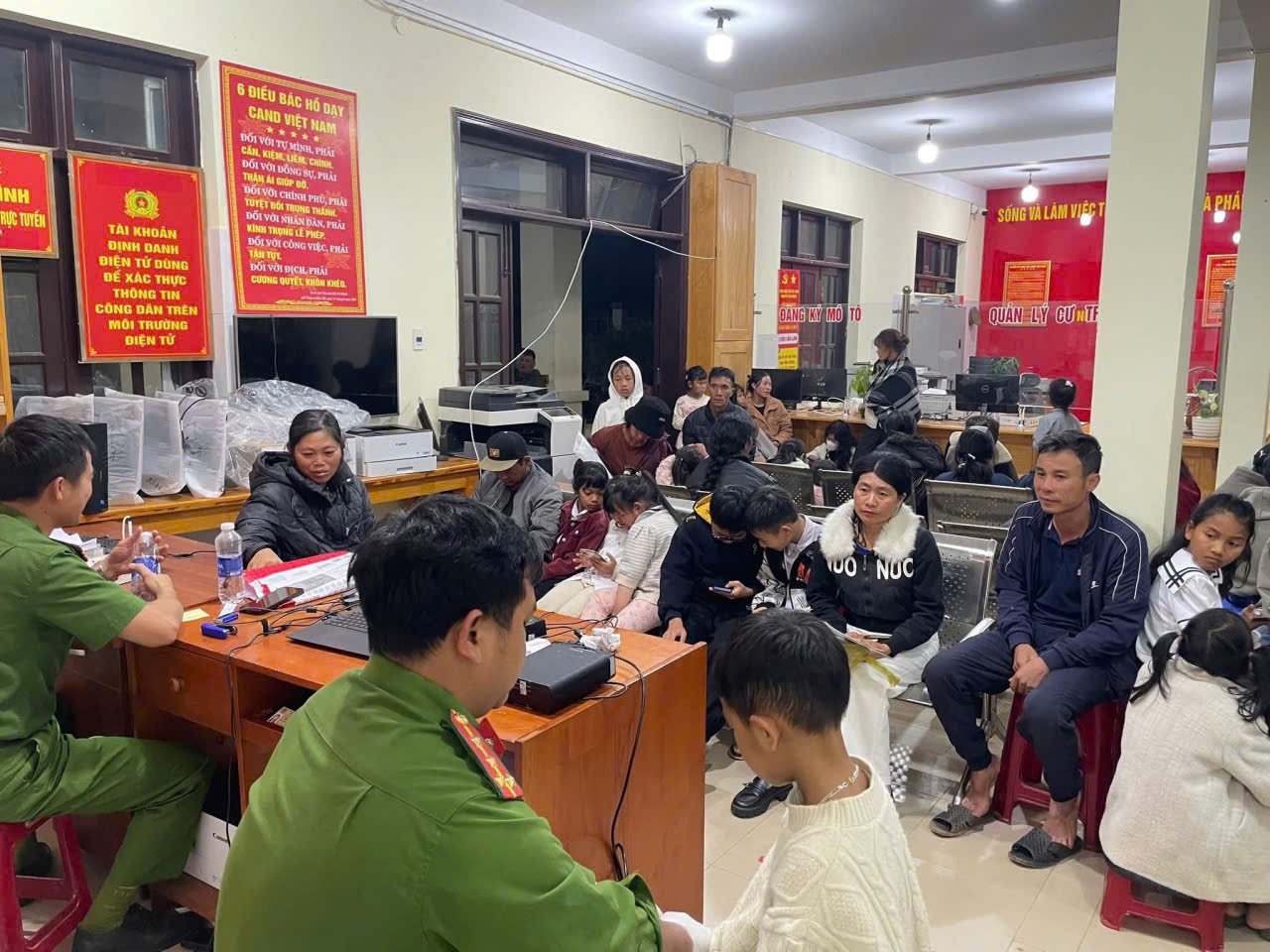 ĐƯA CHUYỂN ĐỔI SỐ ĐẾN TỪNG NGƯỜI DÂN VÙNG ĐỒNG BÀO DÂN TỘC THIỂU SỐ XÃ LẠC DƯƠNG
